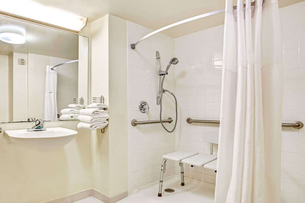Days Inn by Wyndham Bradenton - Near the Gulf
