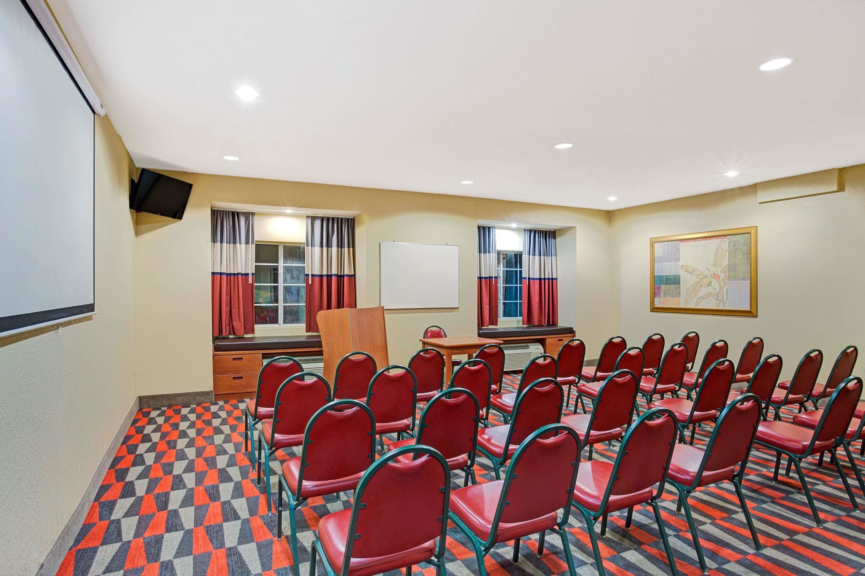 Microtel Inn & Suites by Wyndham Bushnell