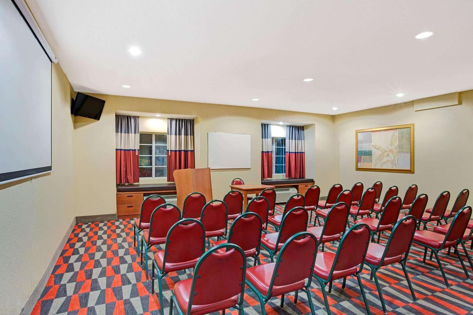Microtel Inn & Suites by Wyndham Bushnell