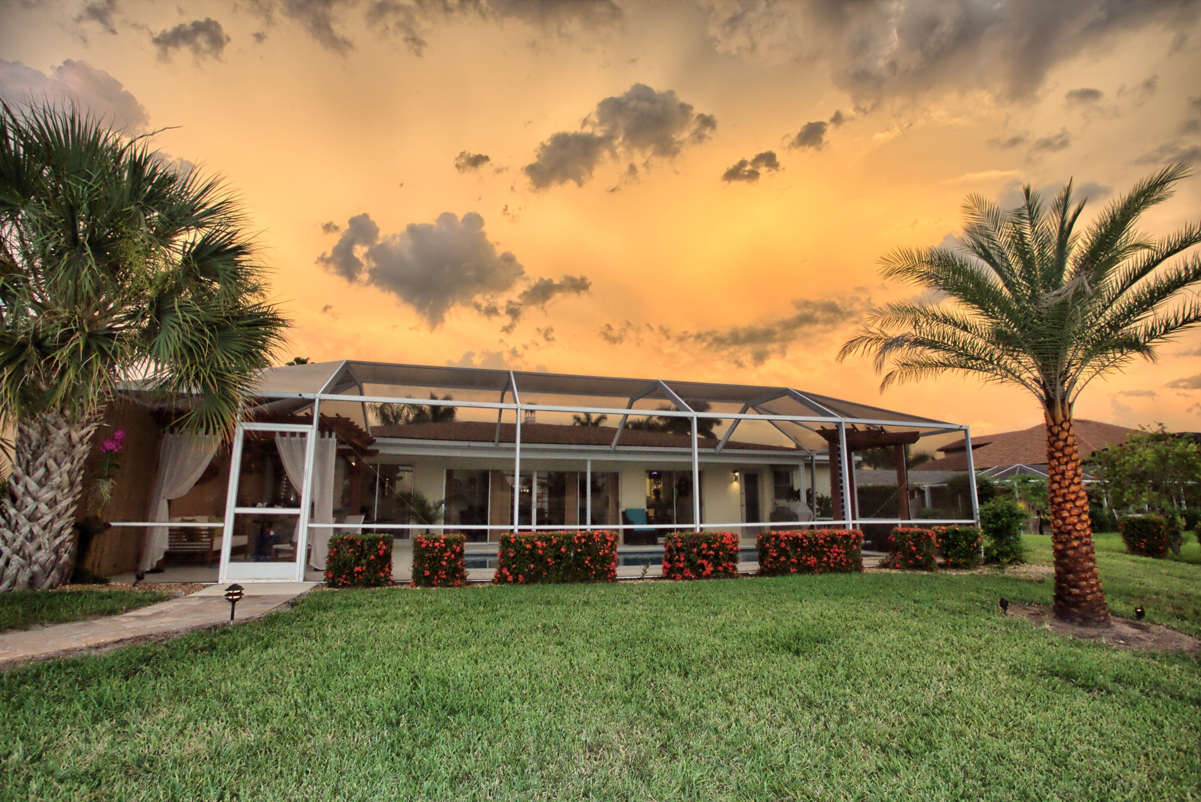 Riviera Delphin Epic Sunsets