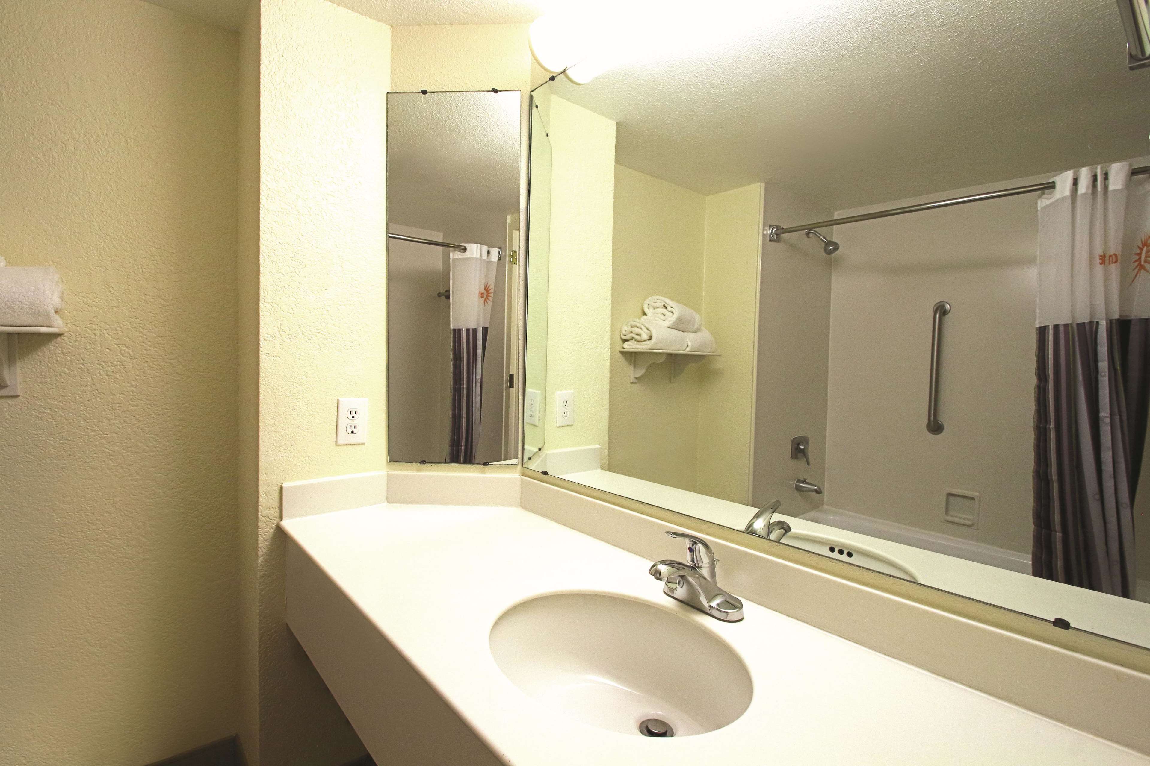 La Quinta Inn & Suites by Wyndham Coral Springs University Drive