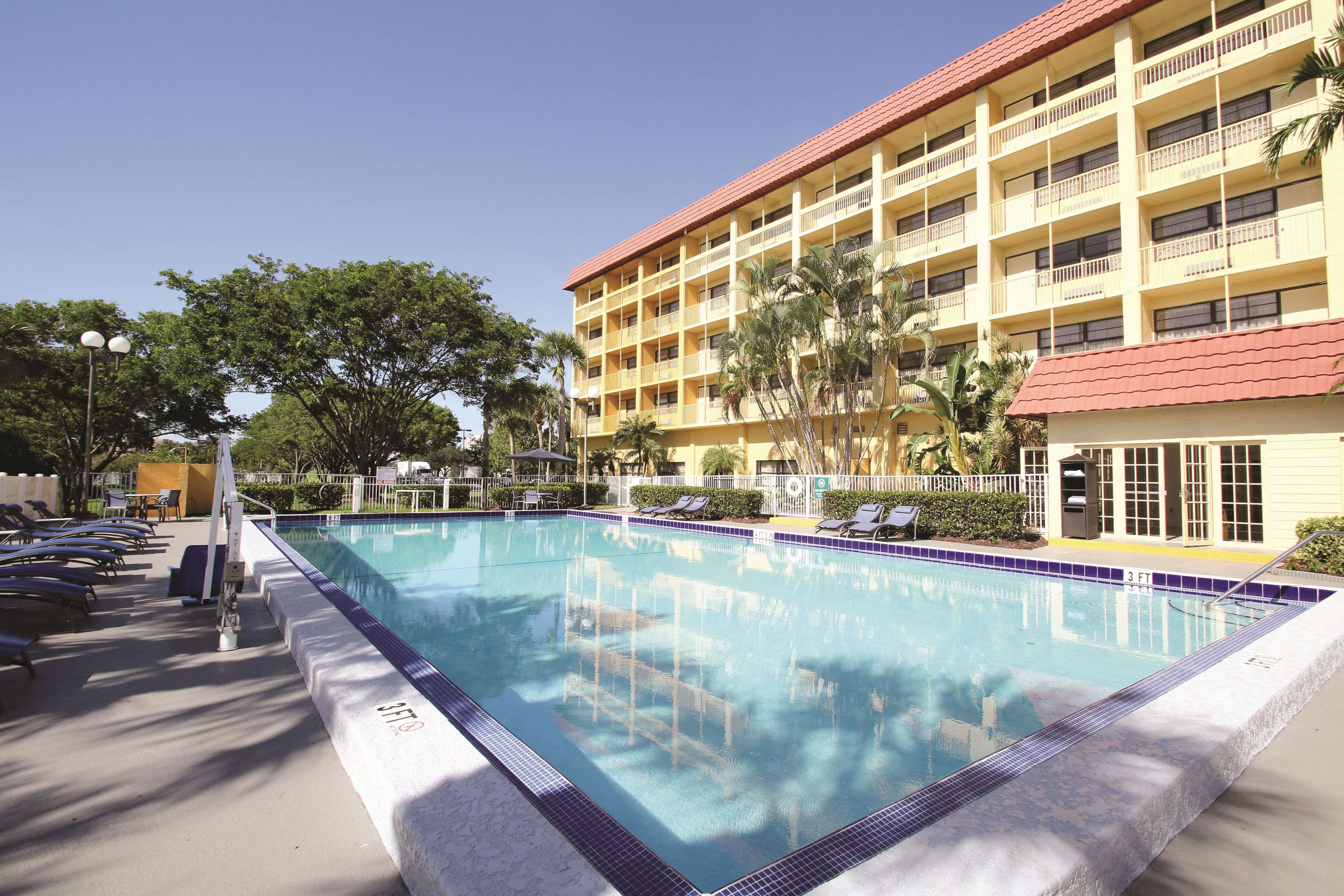 La Quinta Inn & Suites by Wyndham Coral Springs University Drive