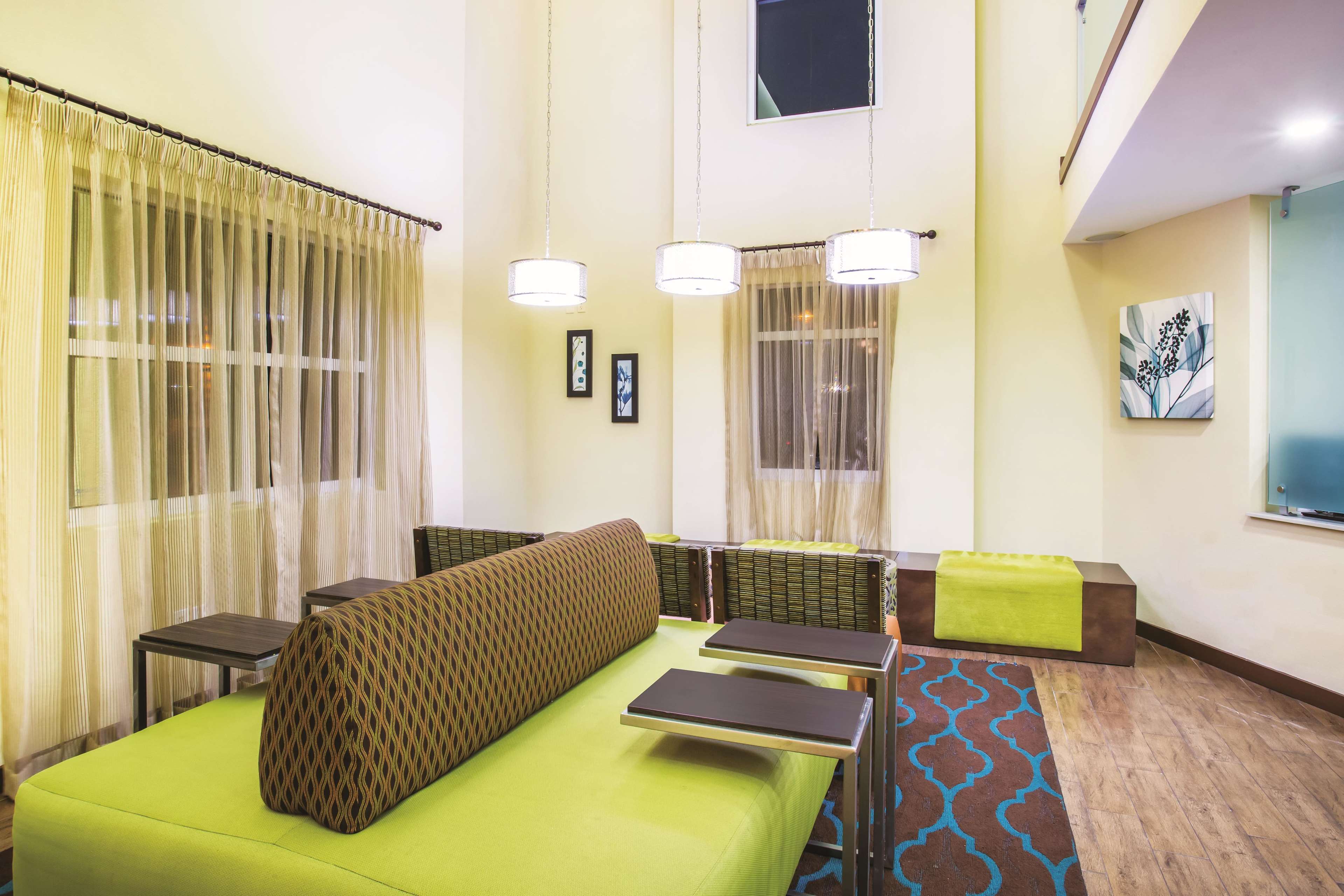 La Quinta Inn & Suites by Wyndham Oceanfront Daytona Beach