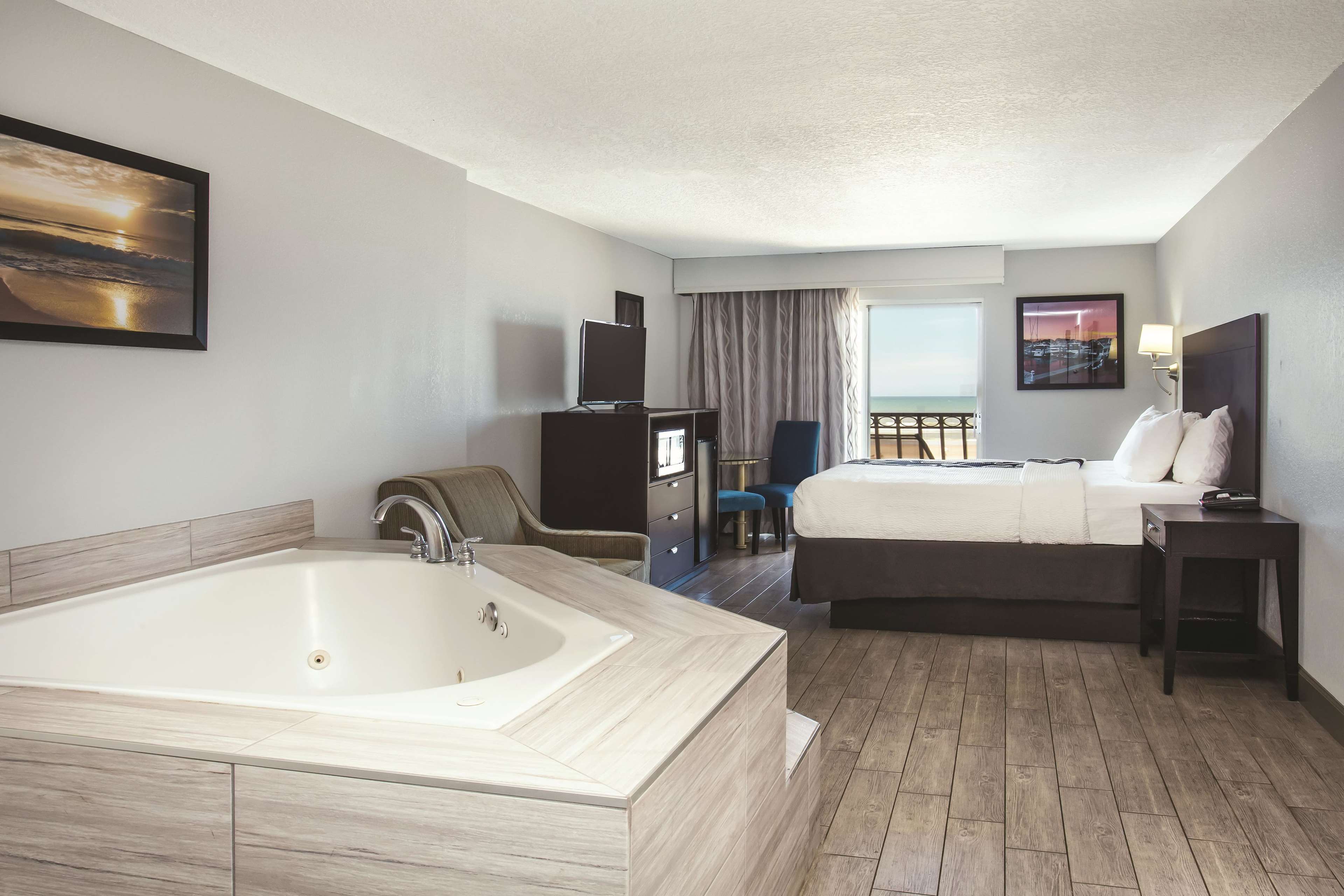 La Quinta Inn & Suites by Wyndham Oceanfront Daytona Beach