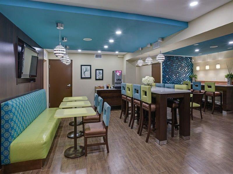 La Quinta Inn & Suites by Wyndham Oceanfront Daytona Beach