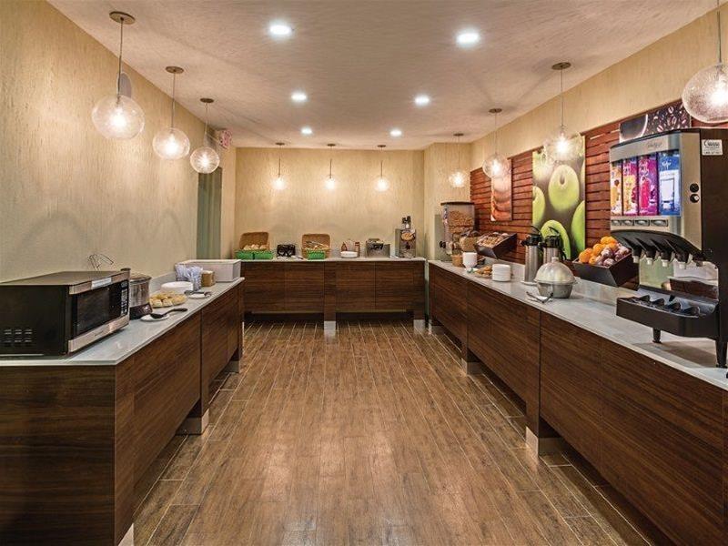 La Quinta Inn & Suites by Wyndham Oceanfront Daytona Beach