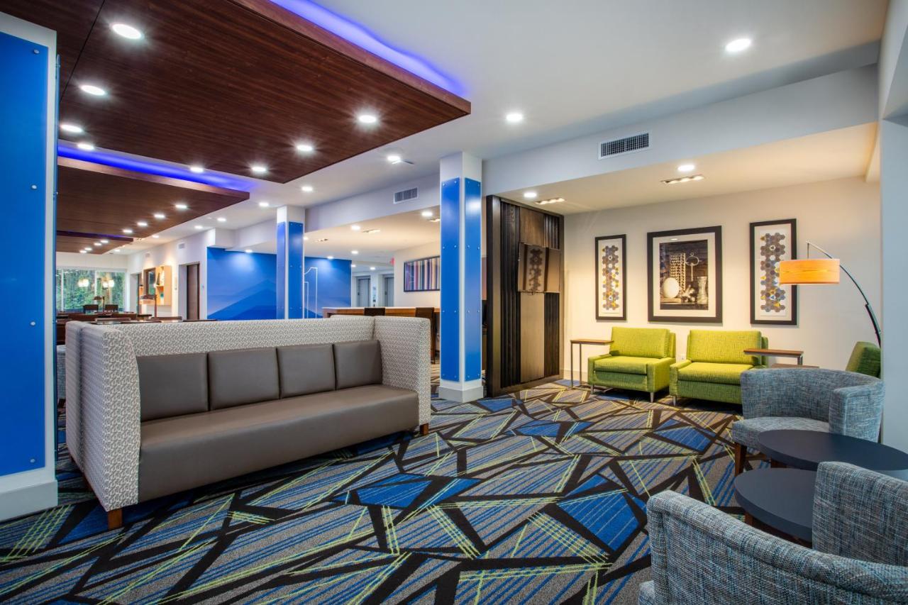 Holiday Inn Express & Suites Deland South