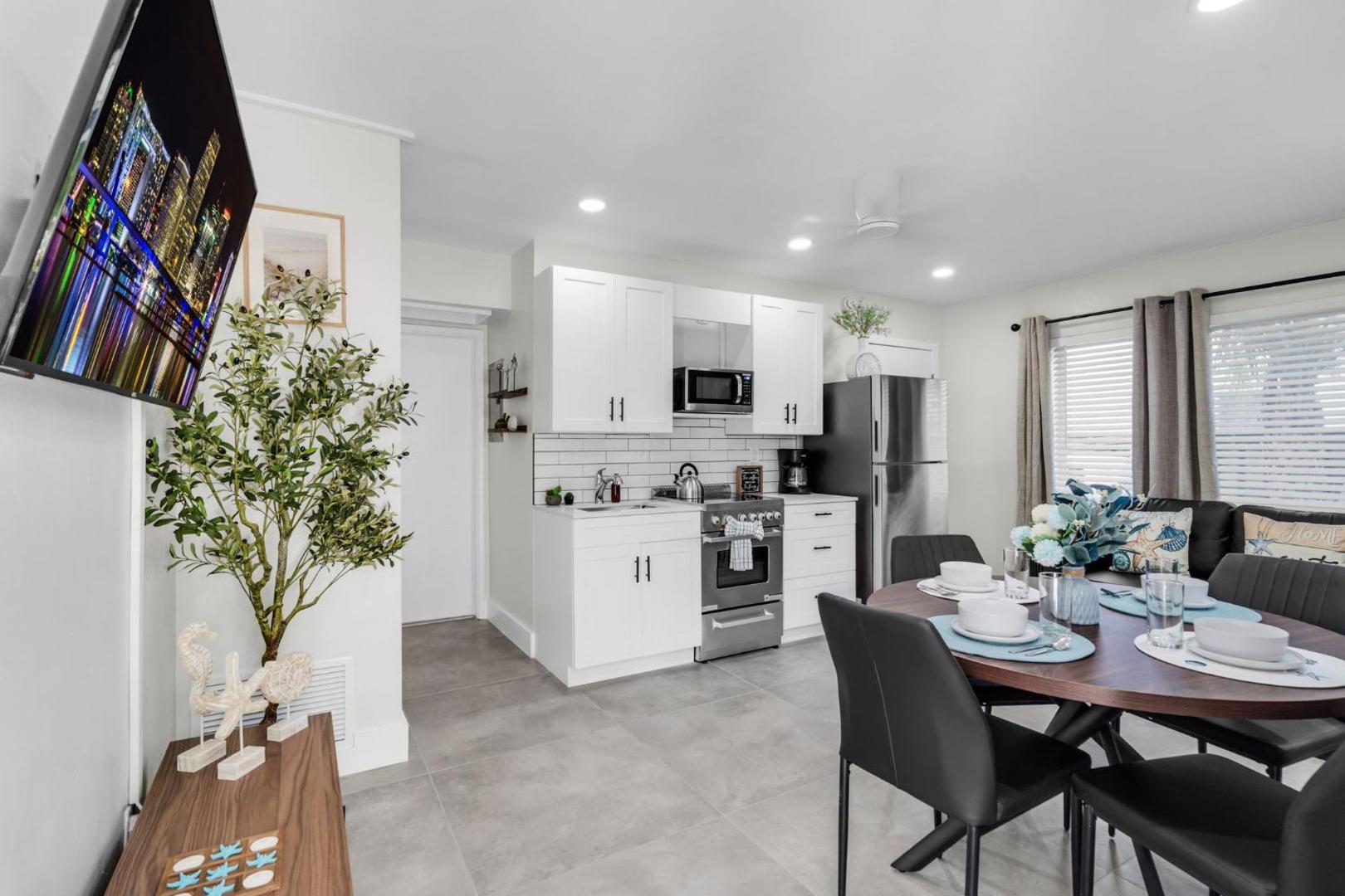 Galleria Apartments by Lowkl