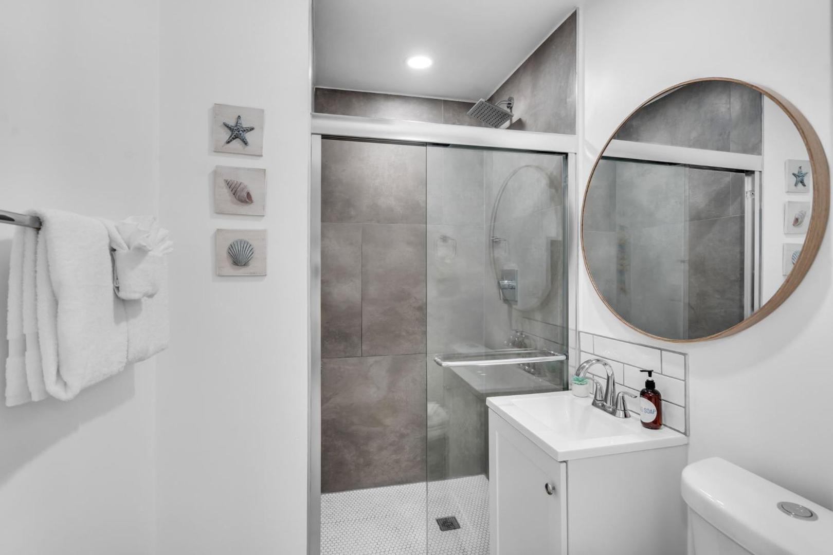 Galleria Apartments by Lowkl