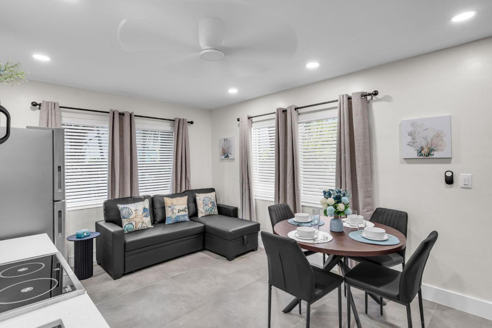 Galleria Apartments by Lowkl