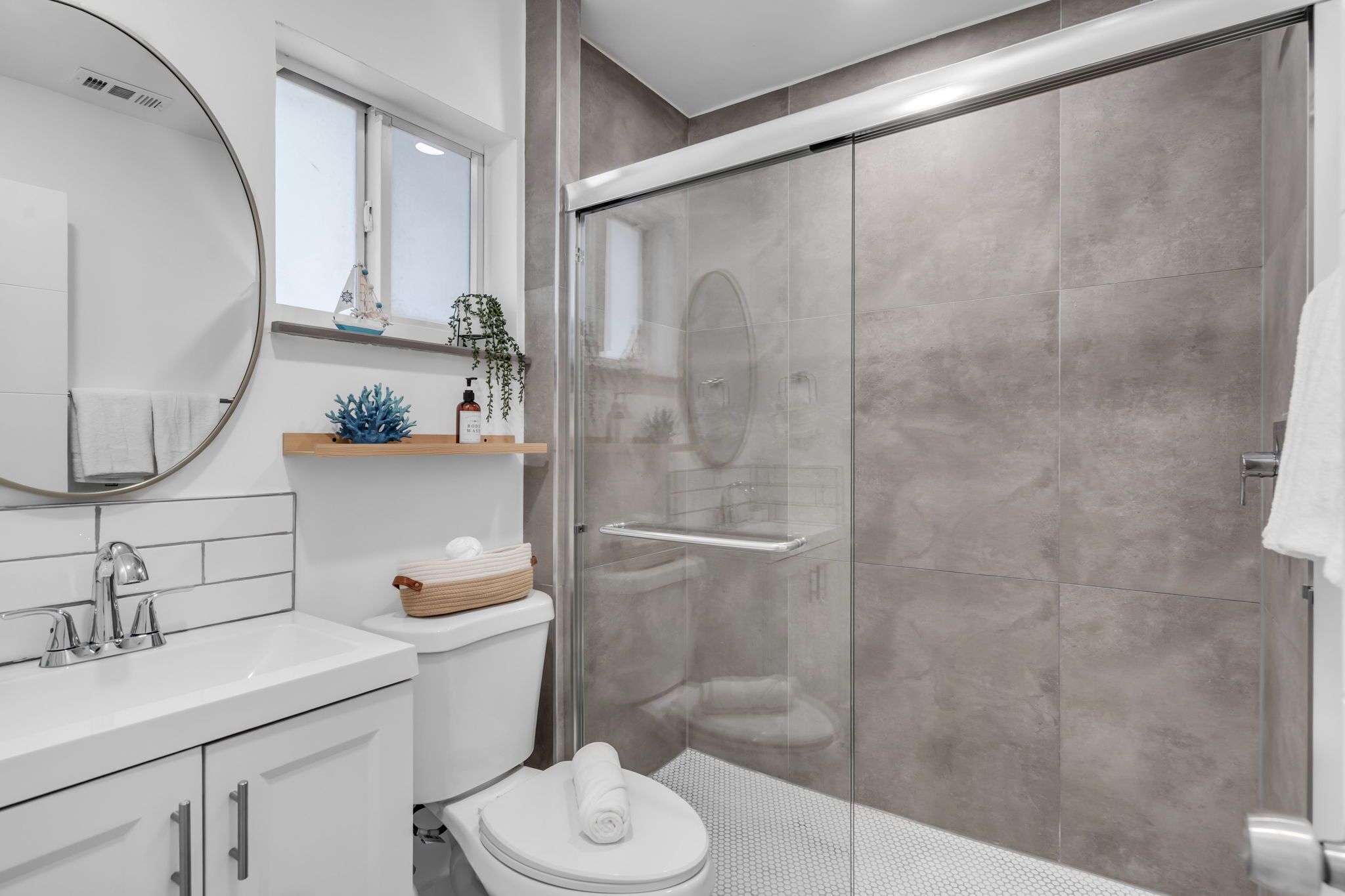 Galleria Apartments by Lowkl