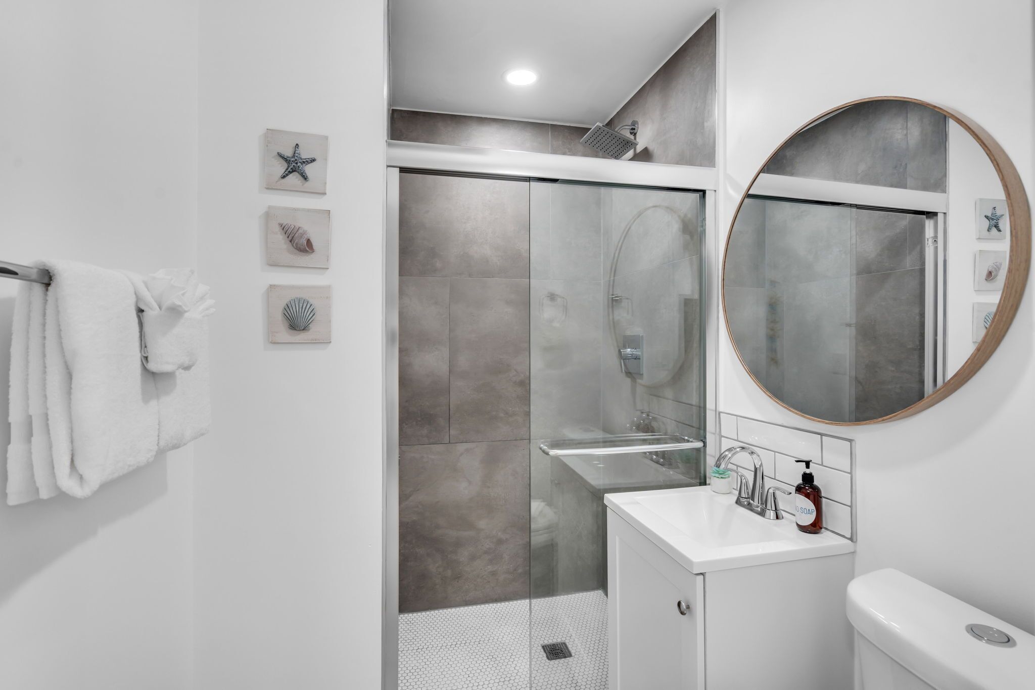 Galleria Apartments by Lowkl