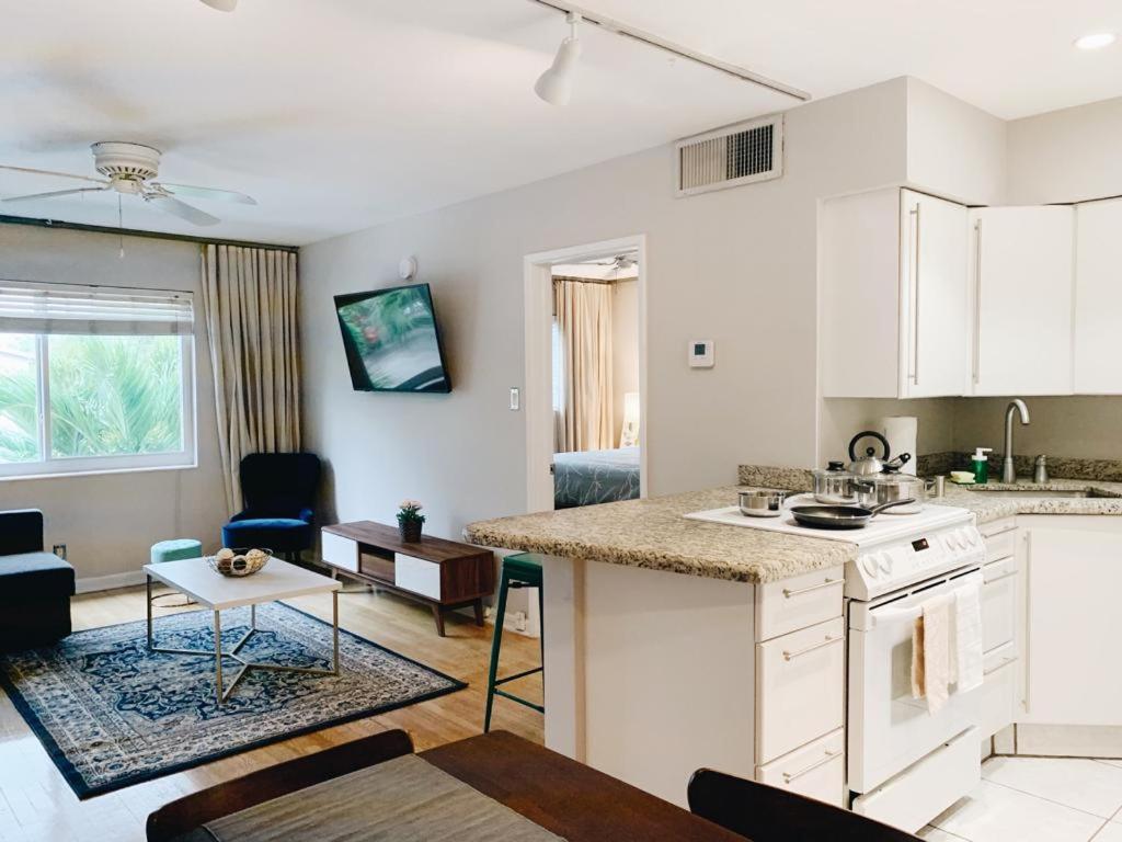 Galleria Apartments by Lowkl