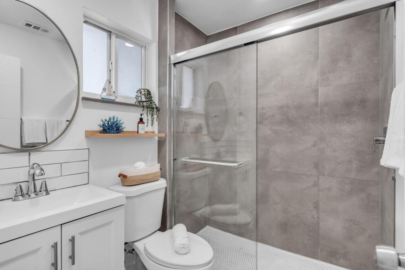 Galleria Apartments by Lowkl