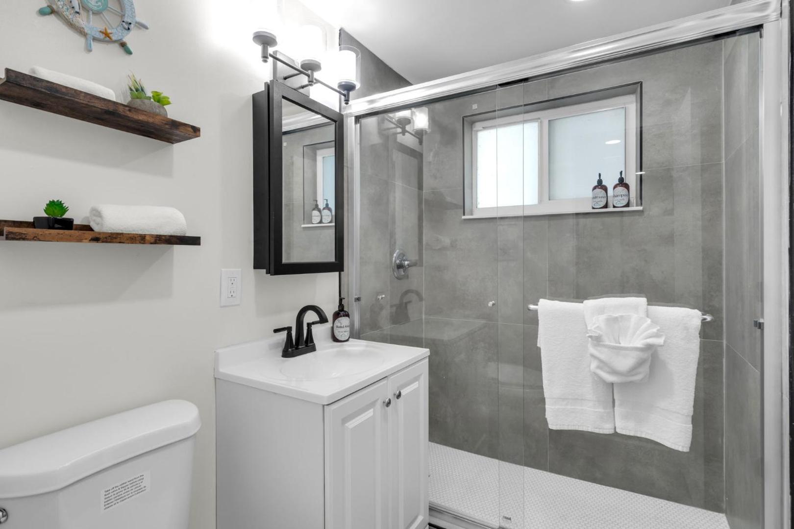 Galleria Apartments by Lowkl