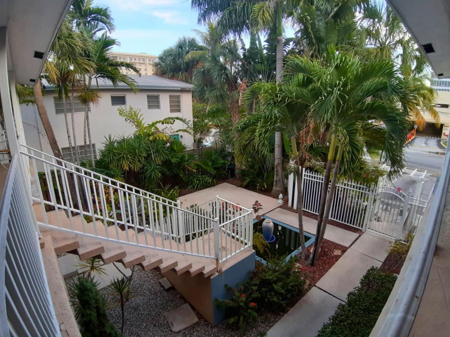 Galleria Apartments by Lowkl