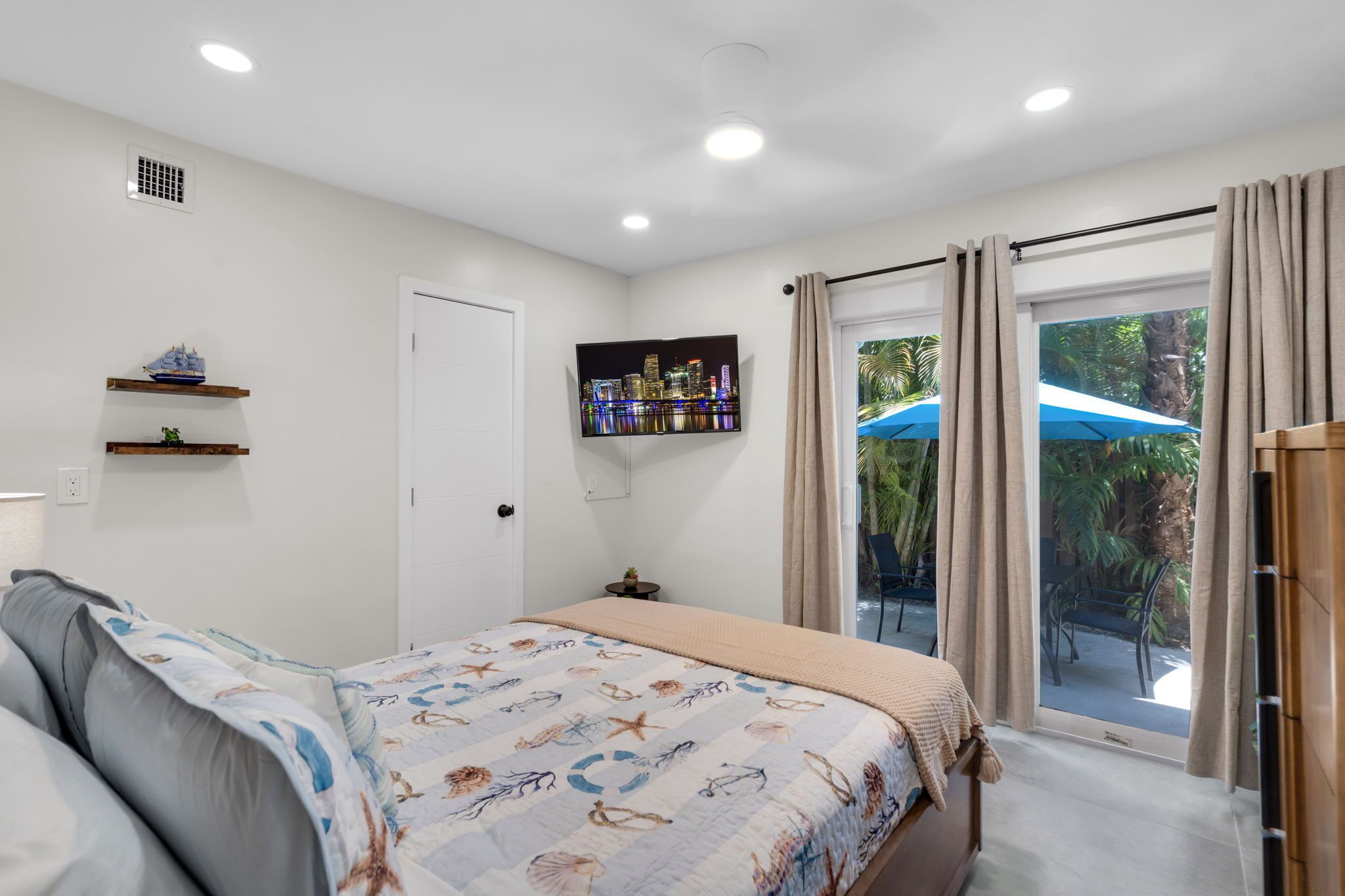 Galleria Apartments by Lowkl