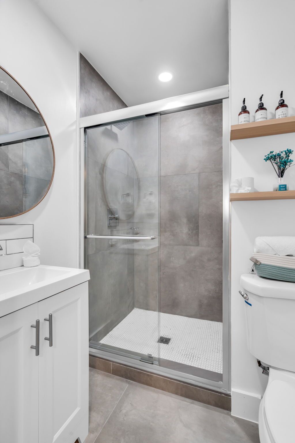 Galleria Apartments by Lowkl