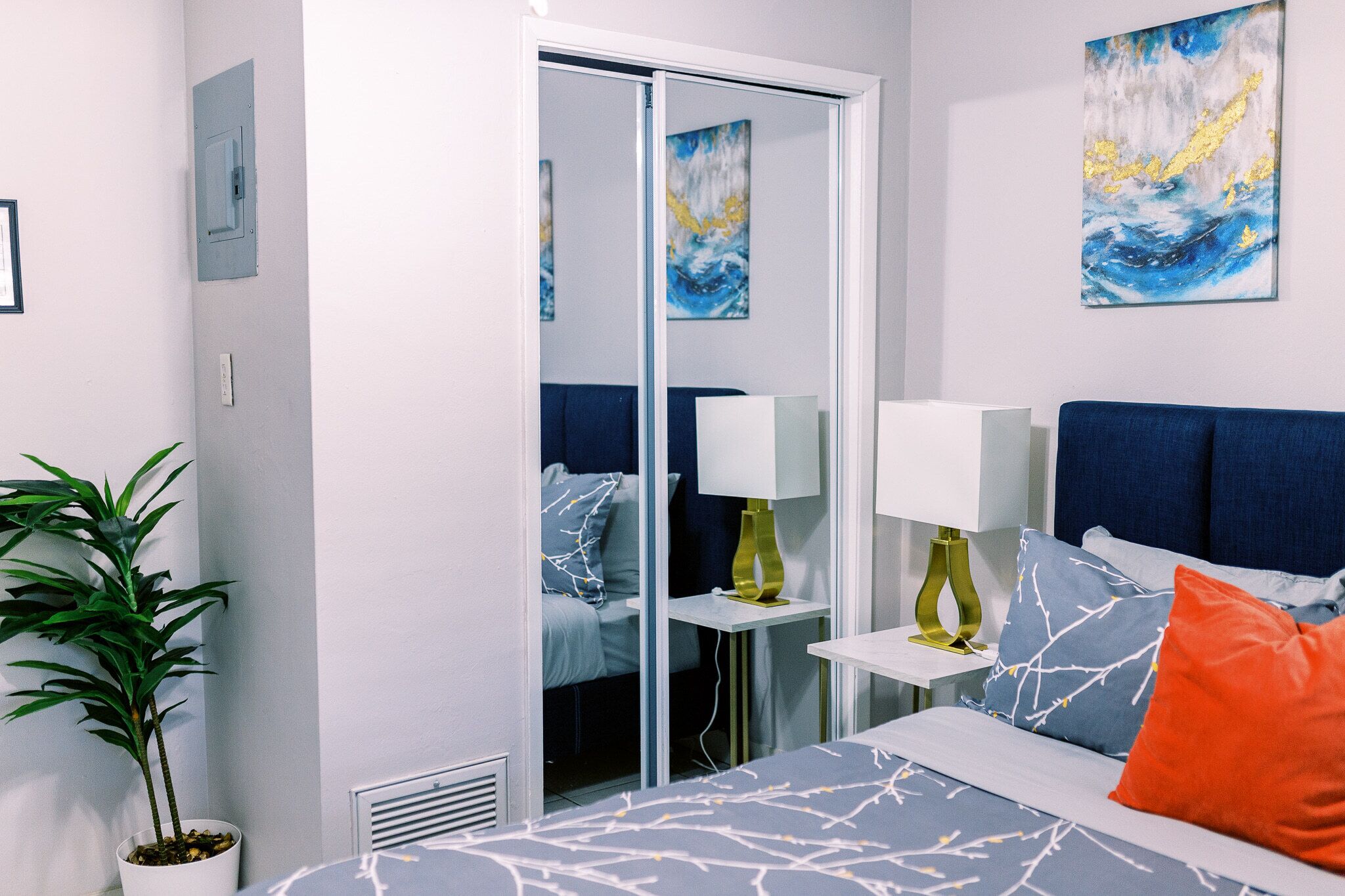 Galleria Apartments by Lowkl