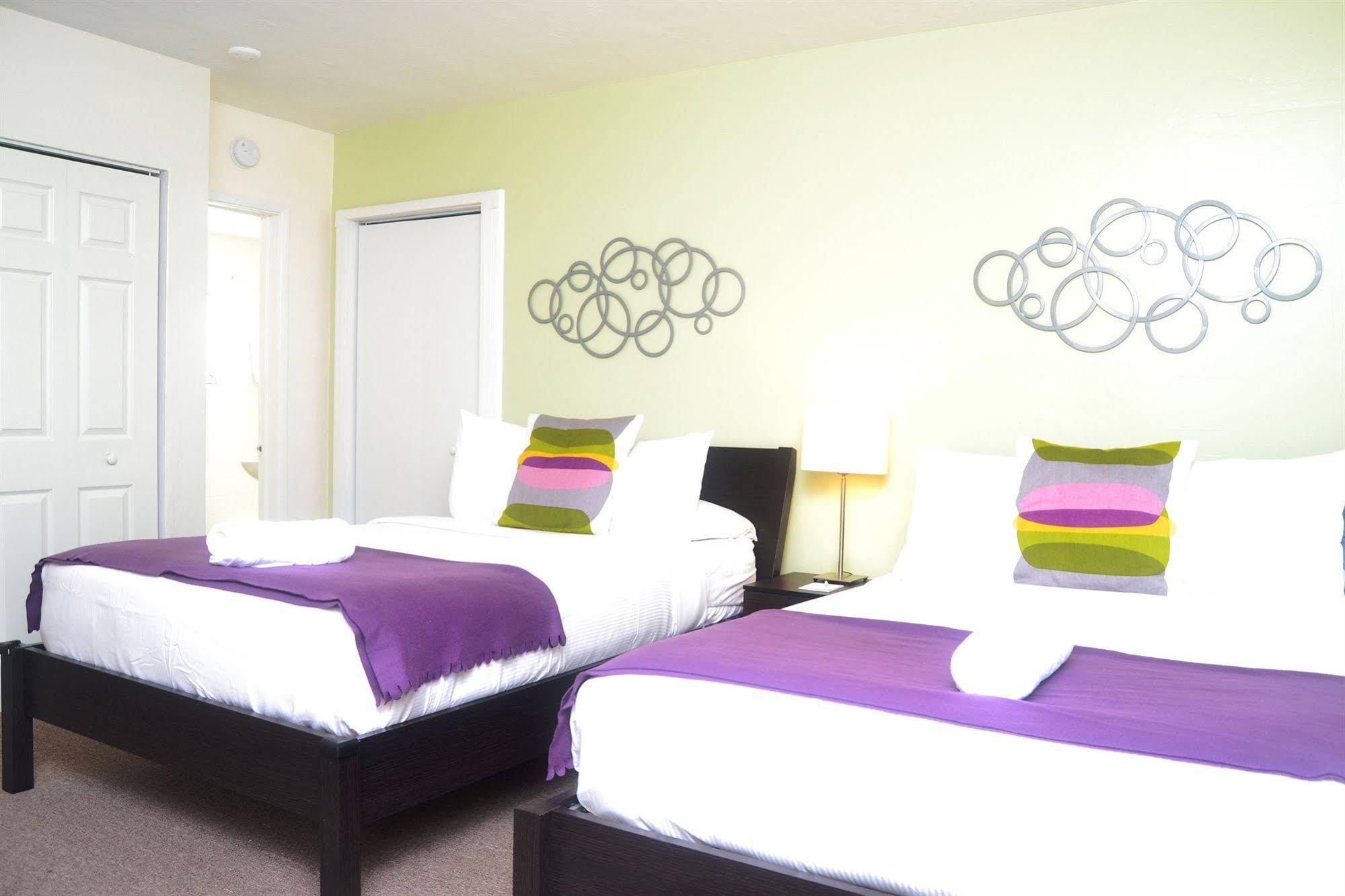 Grand Palm Plaza - Gay Men's Resort