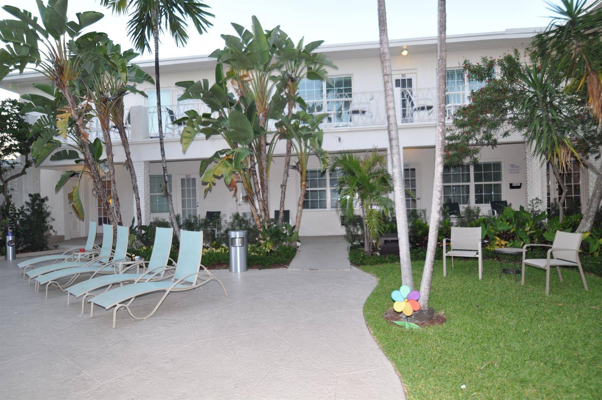 Grand Palm Plaza - Gay Men's Resort