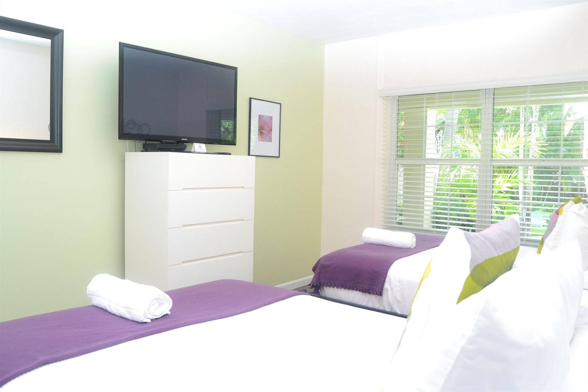 Grand Palm Plaza - Gay Men's Resort