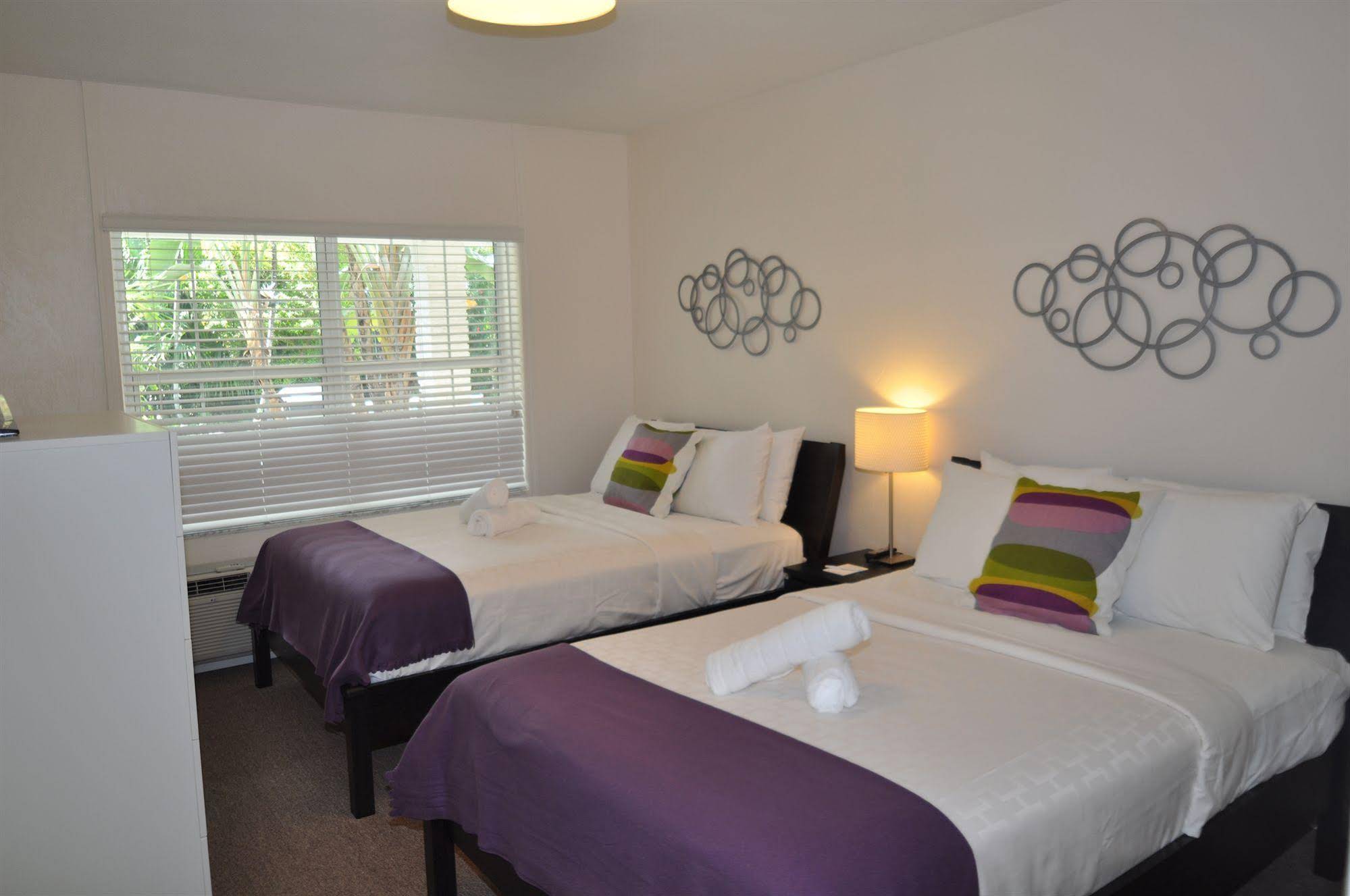 Grand Palm Plaza - Gay Men's Resort