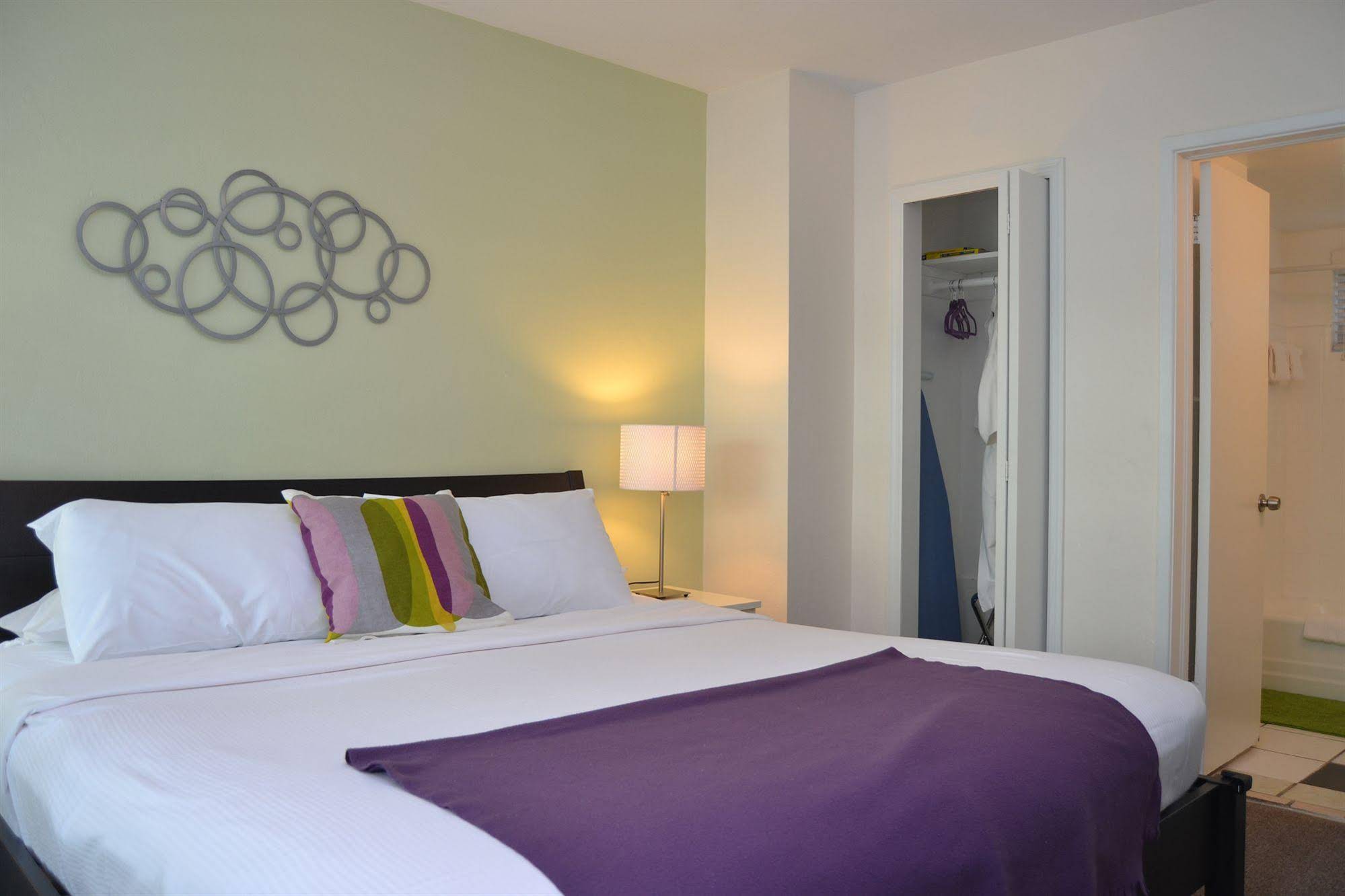 Grand Palm Plaza - Gay Men's Resort