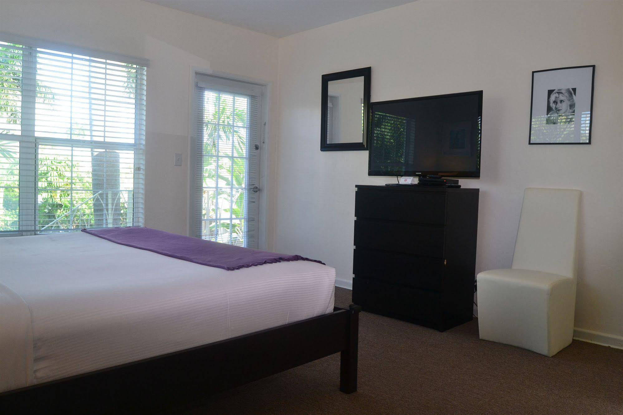 Grand Palm Plaza - Gay Men's Resort