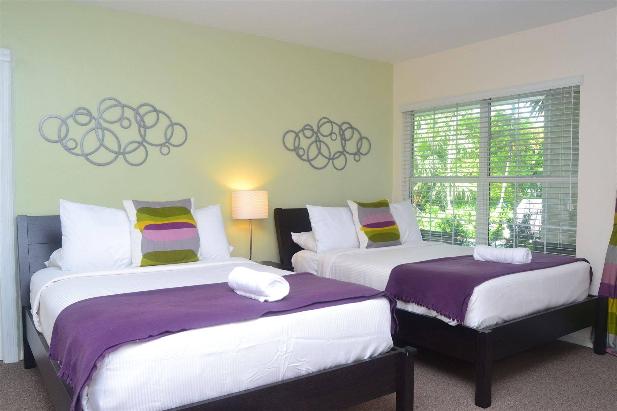 Grand Palm Plaza - Gay Men's Resort