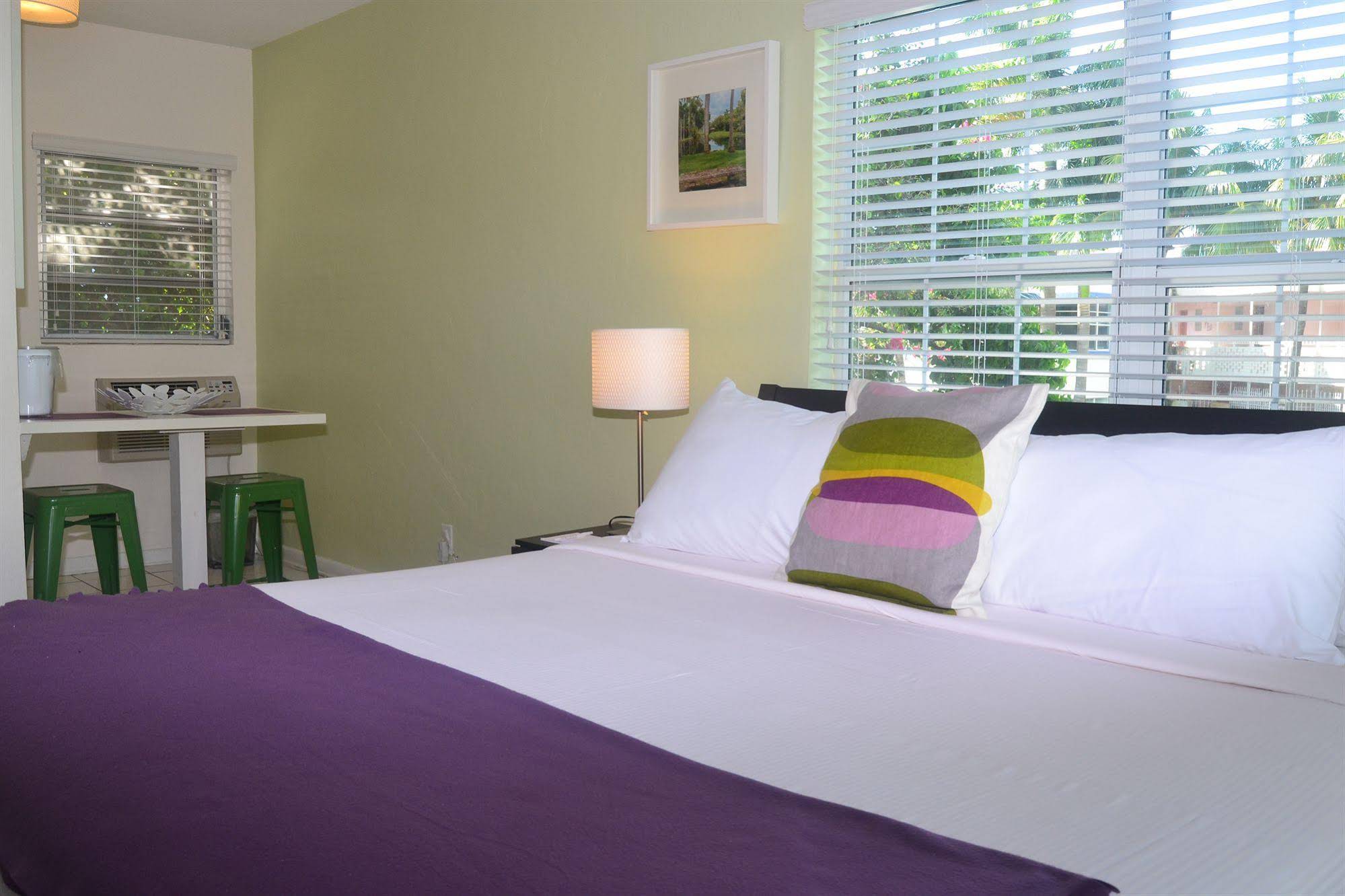 Grand Palm Plaza - Gay Men's Resort