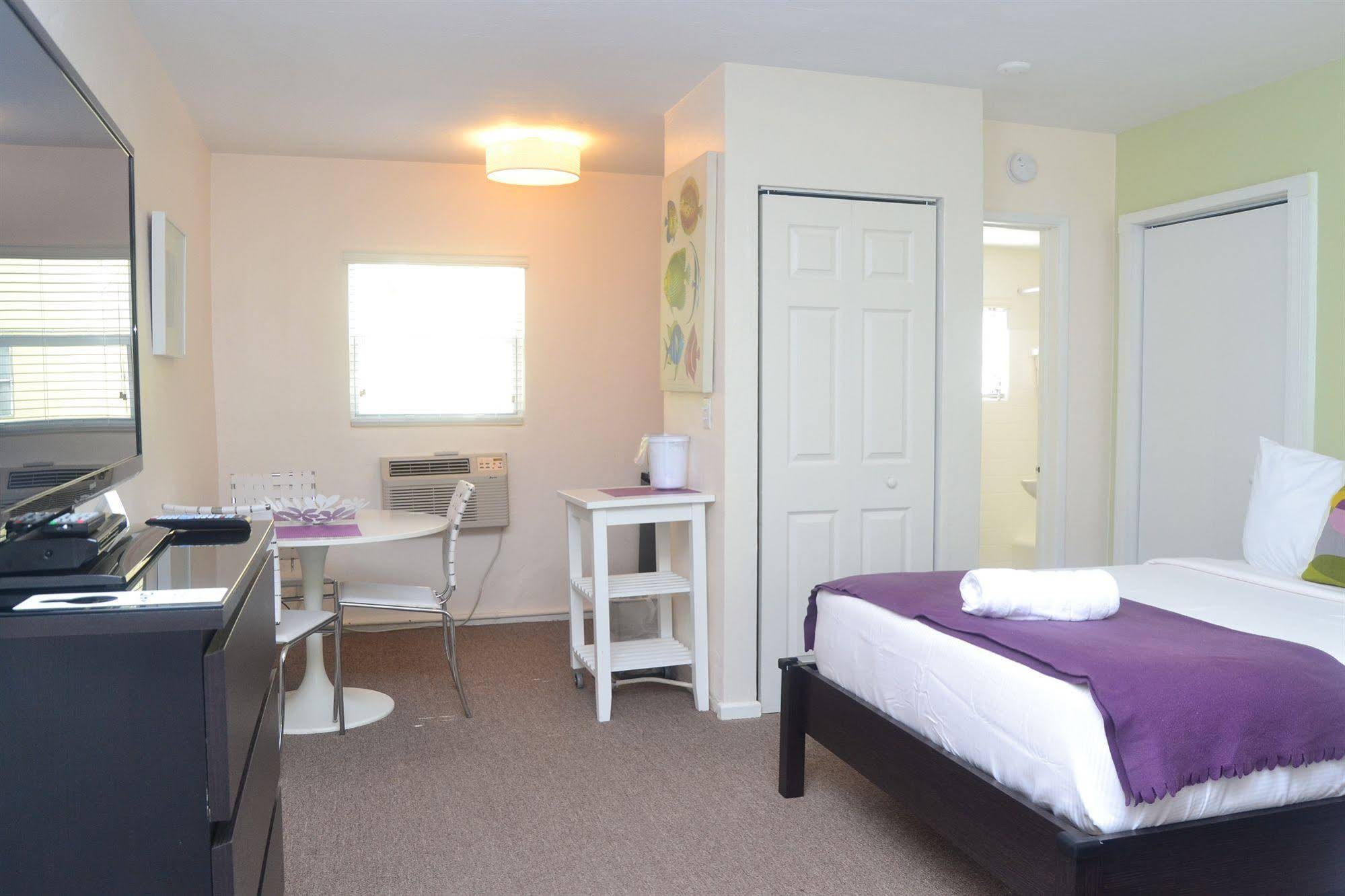Grand Palm Plaza - Gay Men's Resort