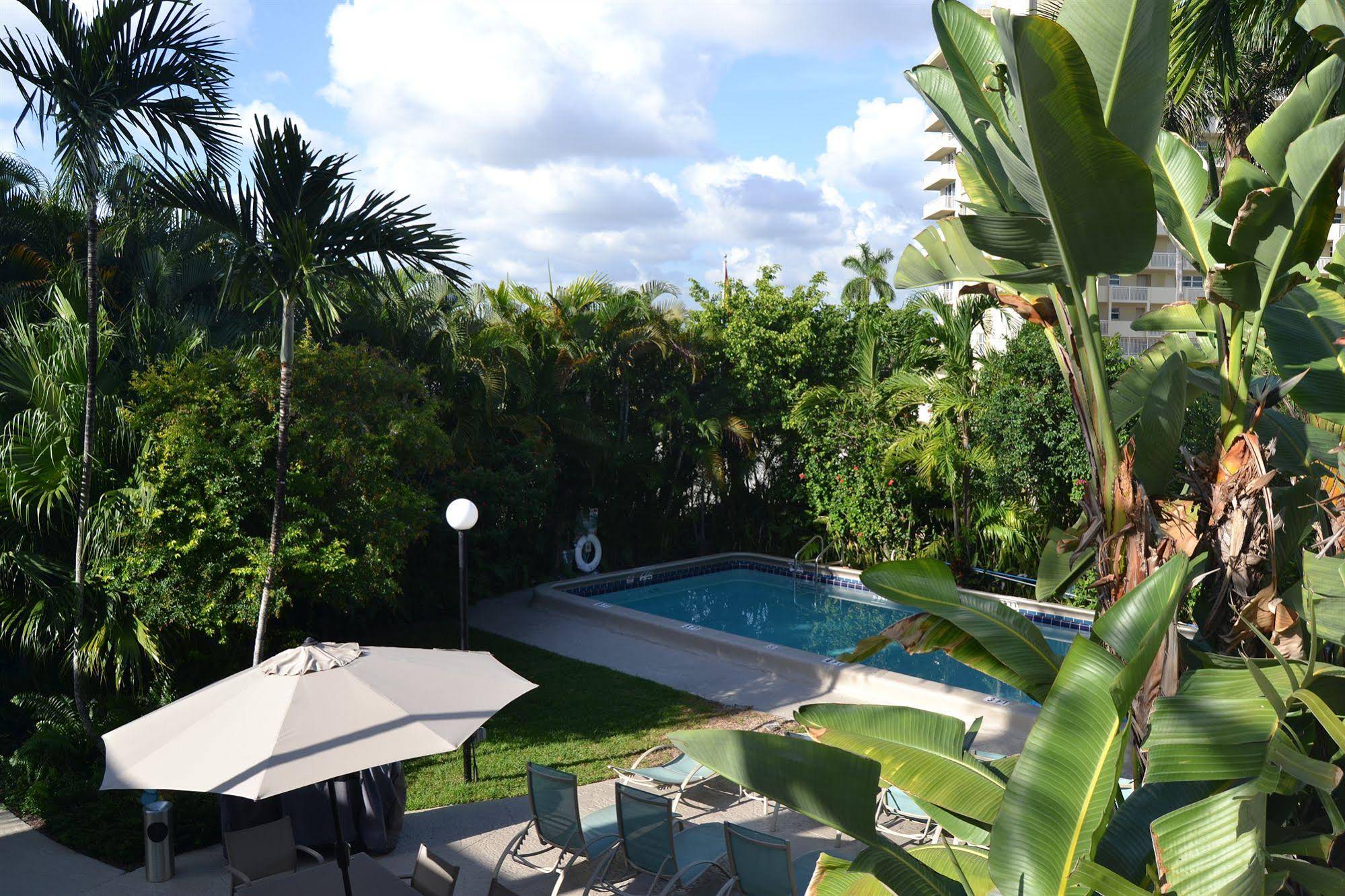 Grand Palm Plaza - Gay Men's Resort