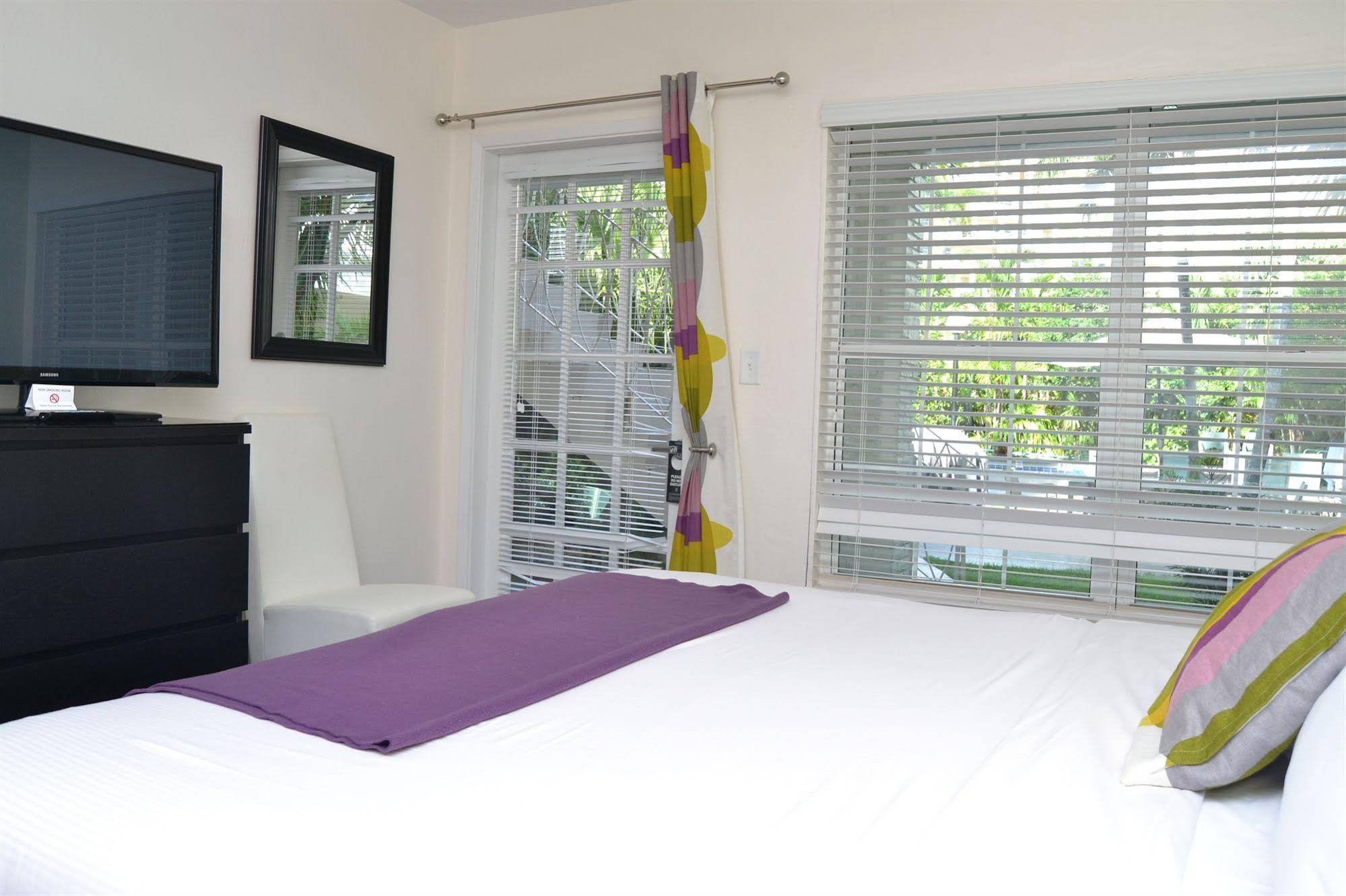 Grand Palm Plaza - Gay Men's Resort