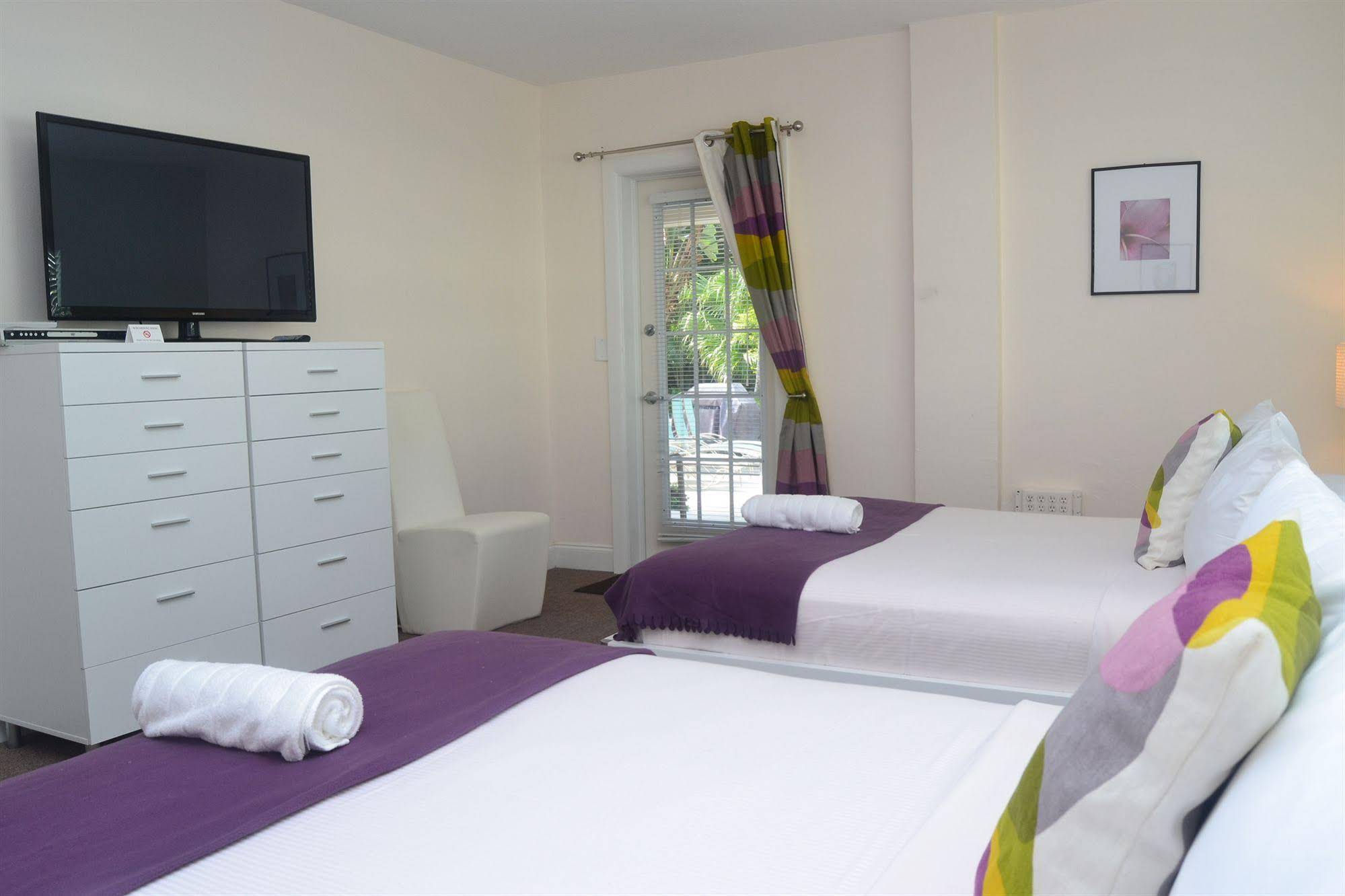 Grand Palm Plaza - Gay Men's Resort