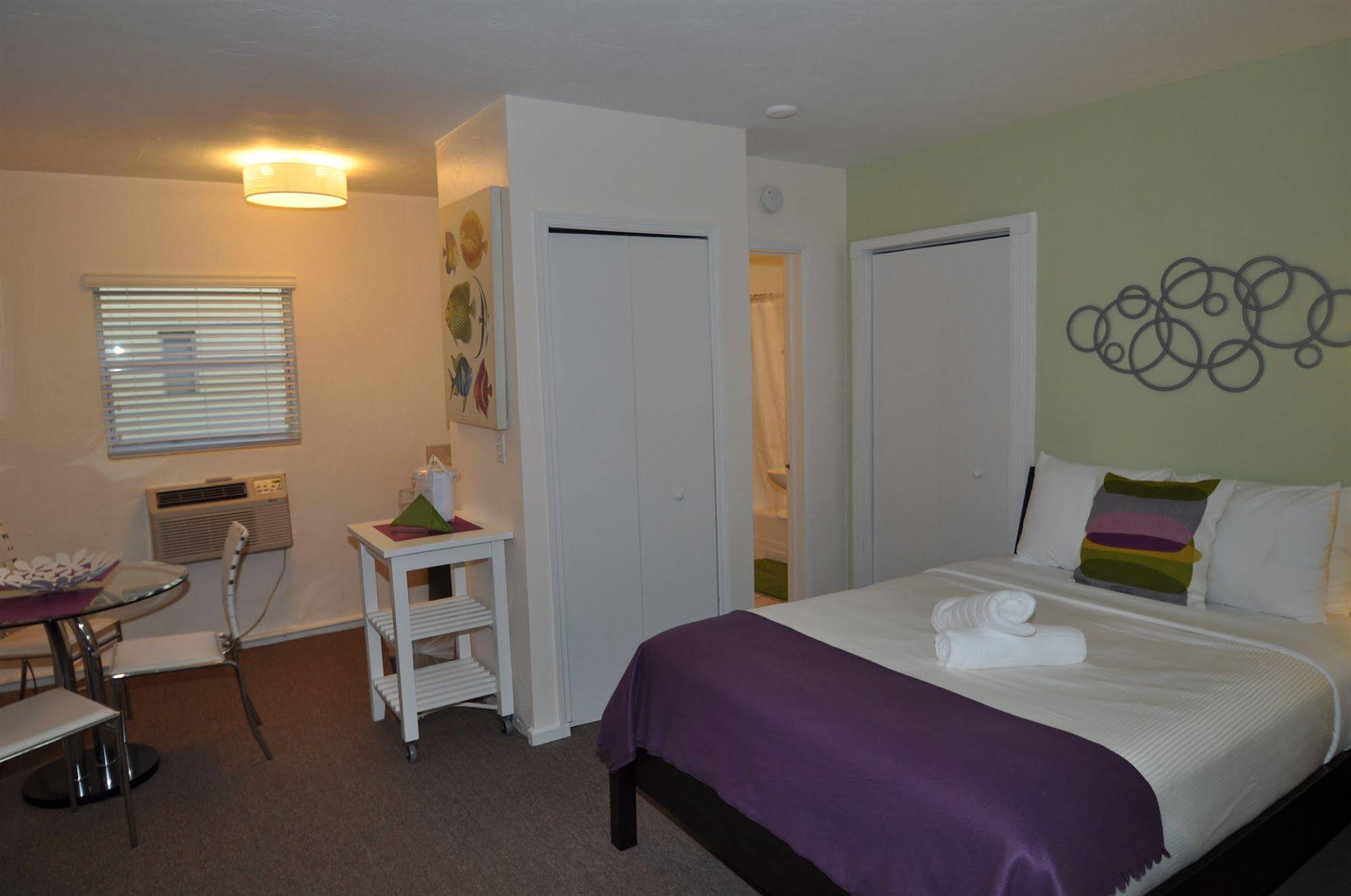 Grand Palm Plaza - Gay Men's Resort