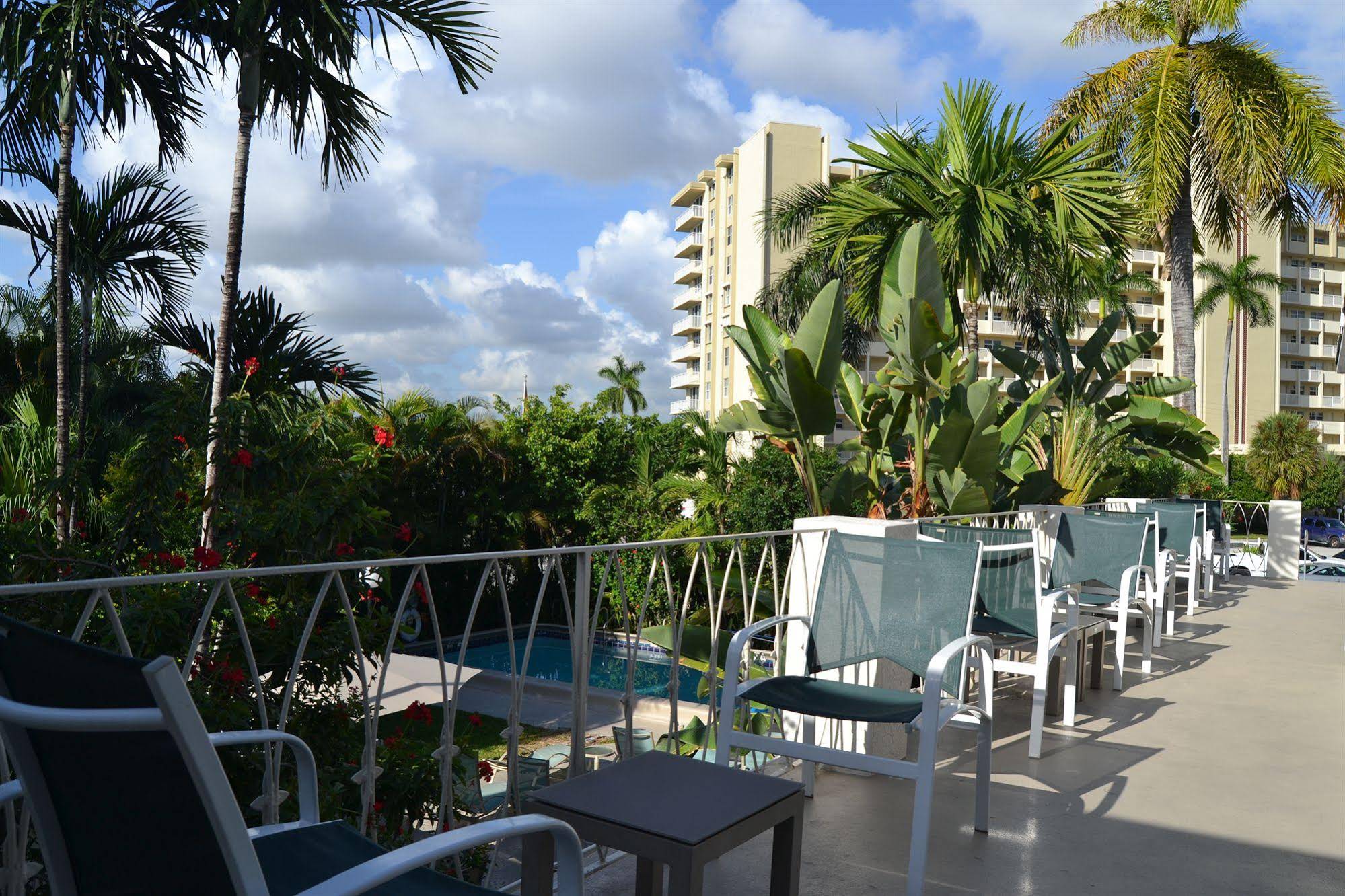 Grand Palm Plaza - Gay Men's Resort