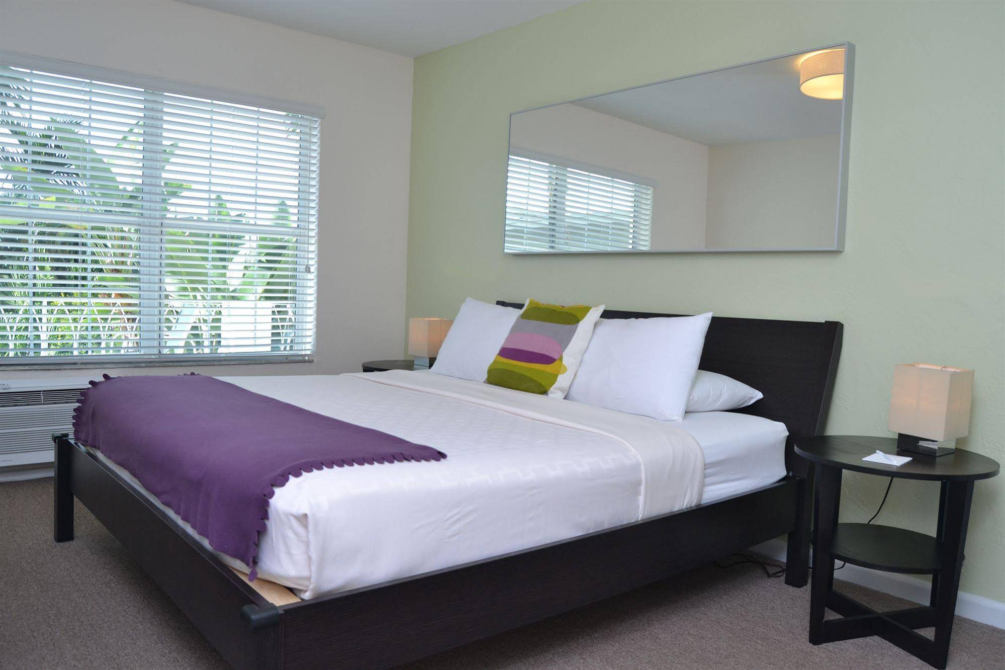 Grand Palm Plaza - Gay Men's Resort