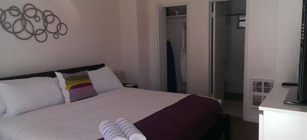 Grand Palm Plaza - Gay Men's Resort