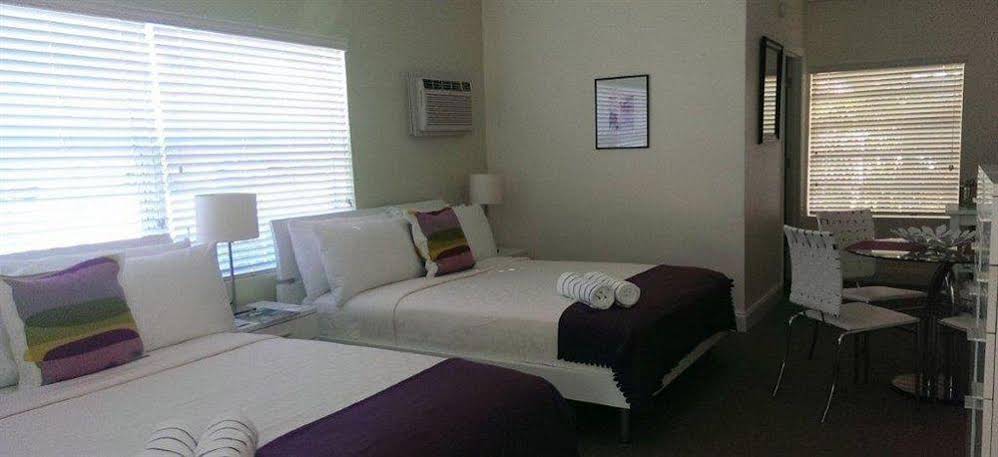 Grand Palm Plaza - Gay Men's Resort