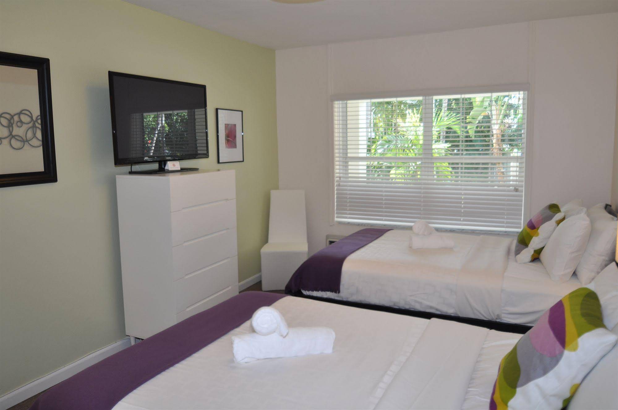 Grand Palm Plaza - Gay Men's Resort