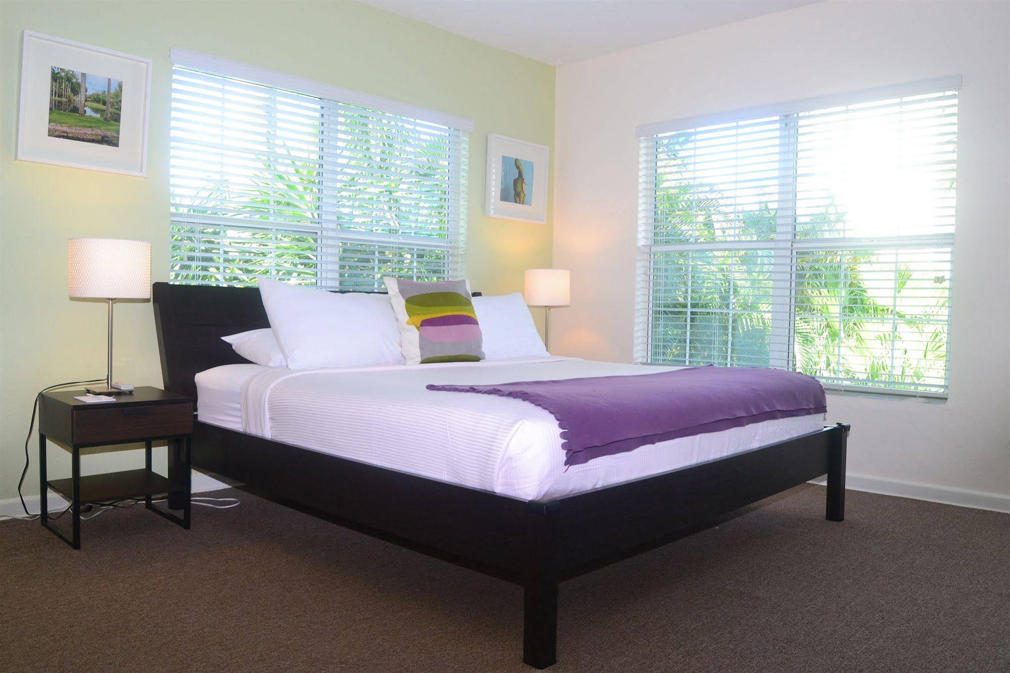 Grand Palm Plaza - Gay Men's Resort