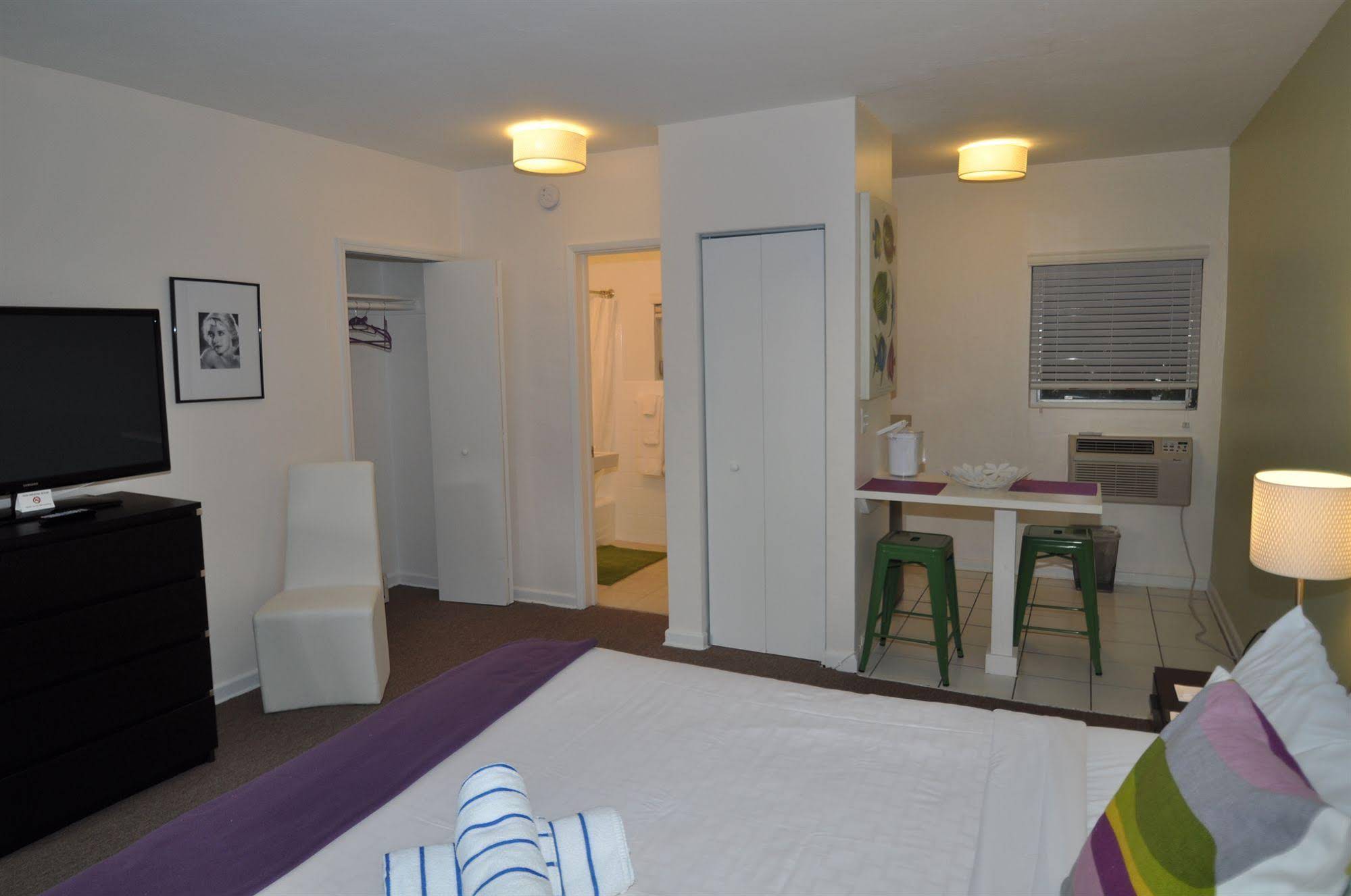 Grand Palm Plaza - Gay Men's Resort