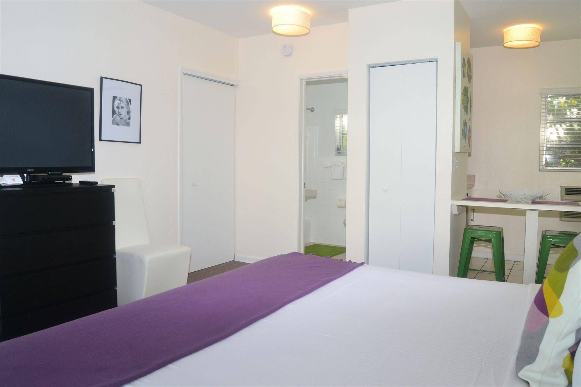 Grand Palm Plaza - Gay Men's Resort
