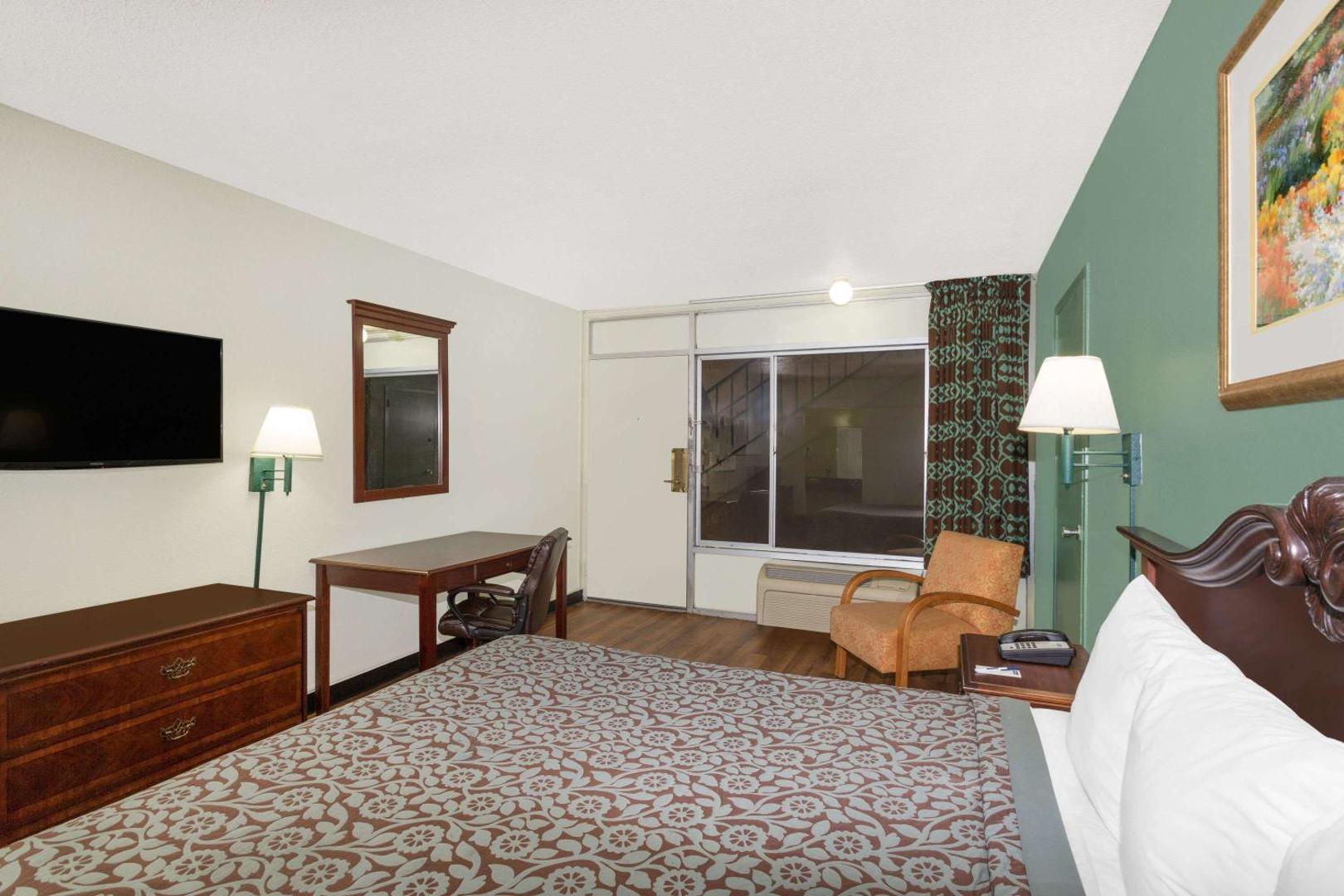 Travelodge by Wyndham Fort Myers North