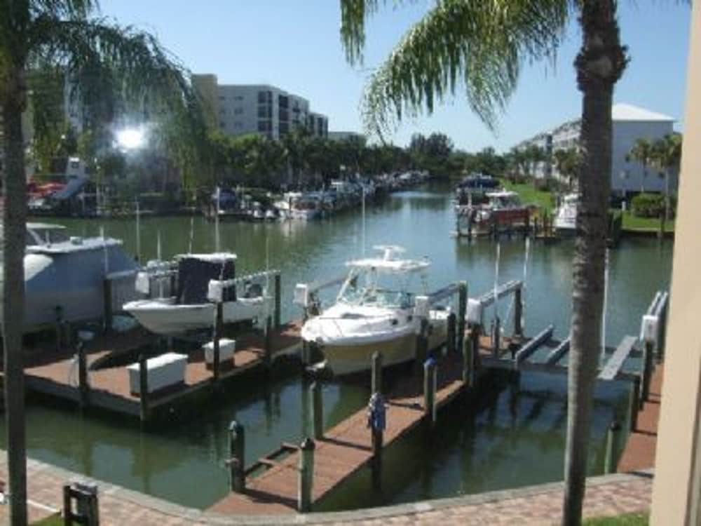 Estero Yacht & Racquet