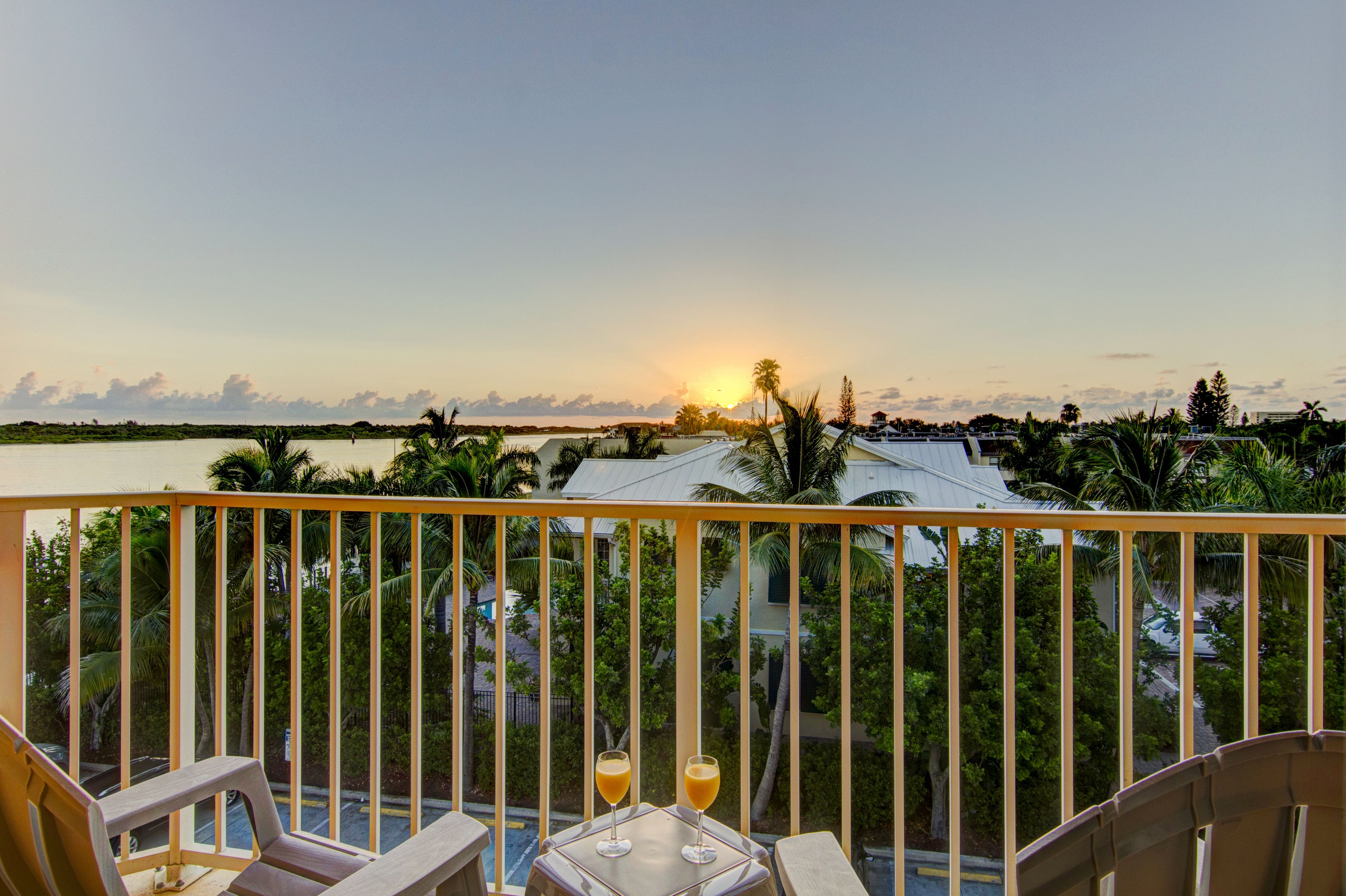 Hutchinson Island Plaza Hotel & Suites
