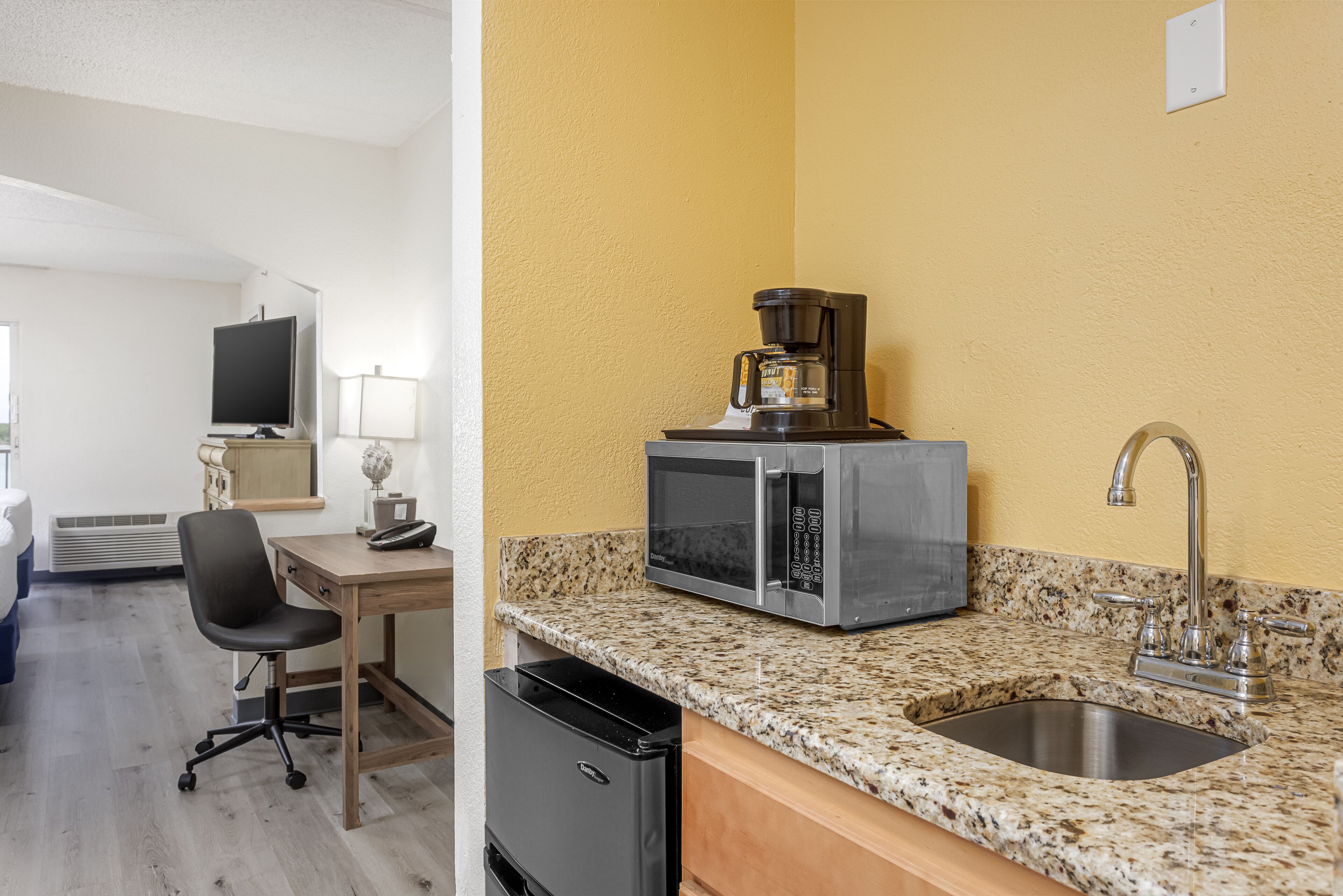 Hutchinson Island Plaza Hotel & Suites