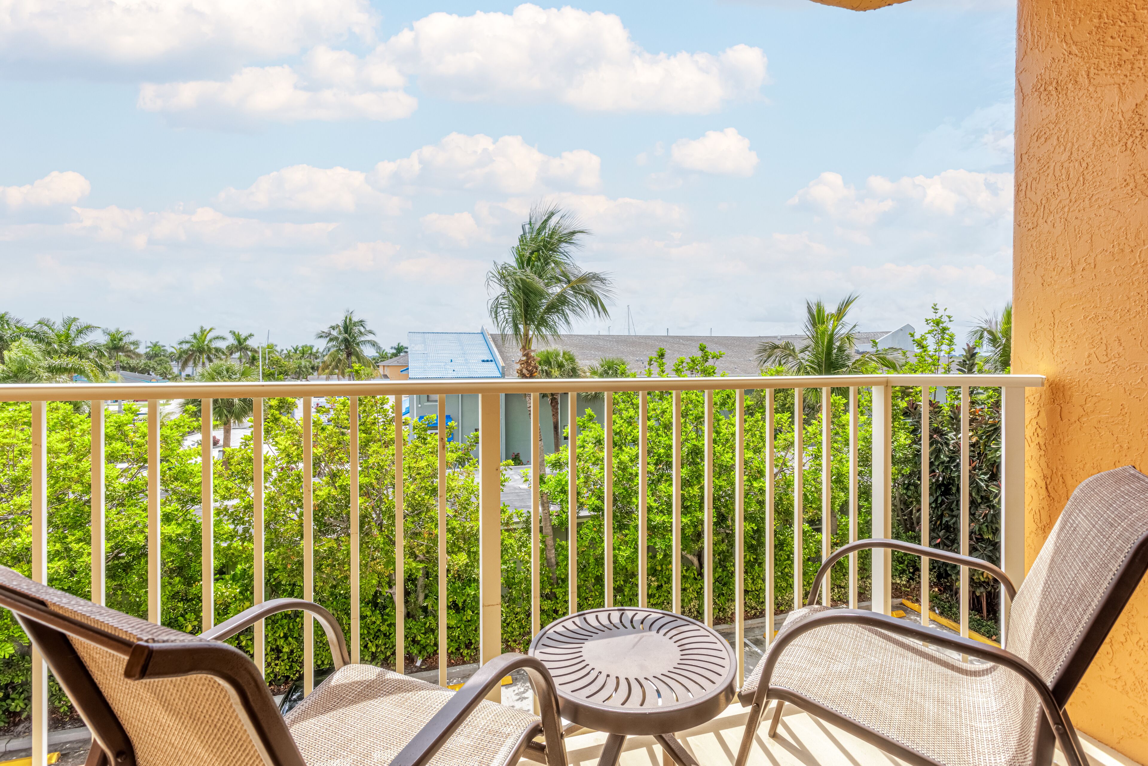 Hutchinson Island Plaza Hotel & Suites