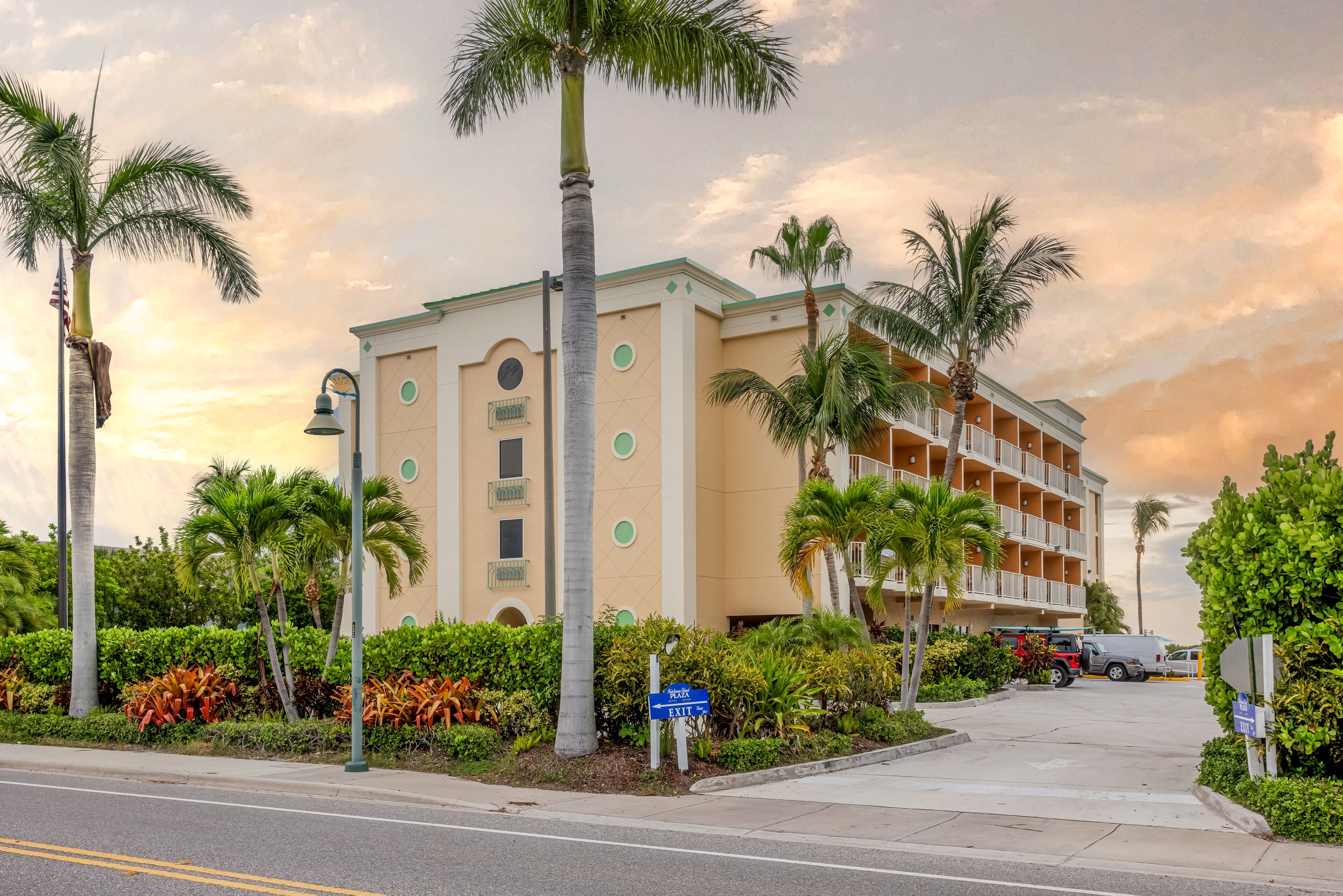 Hutchinson Island Plaza Hotel & Suites